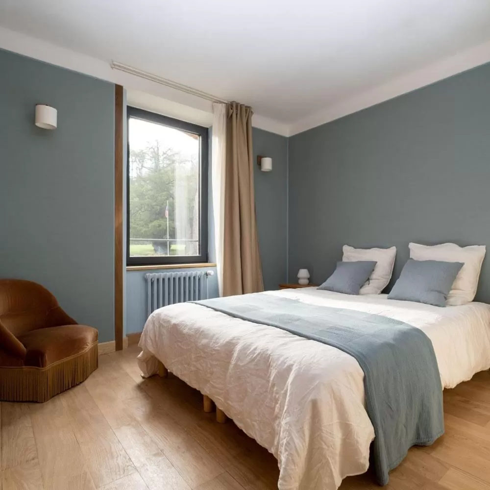 Photo of the whole room, Bed in Fleurs de lin