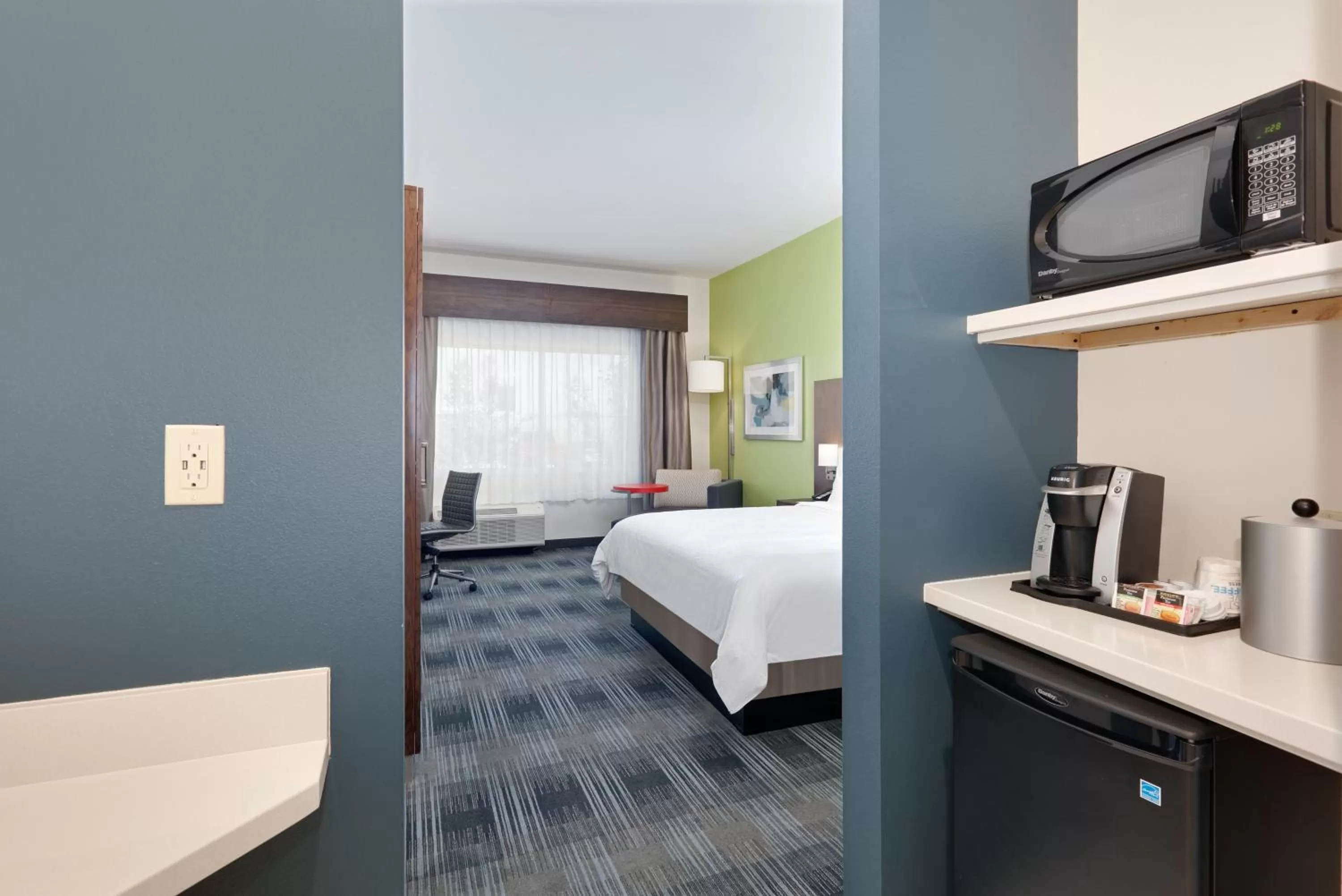 Photo of the whole room, Bed in Holiday Inn Express & Suites Dallas NW - Farmers Branch by IHG