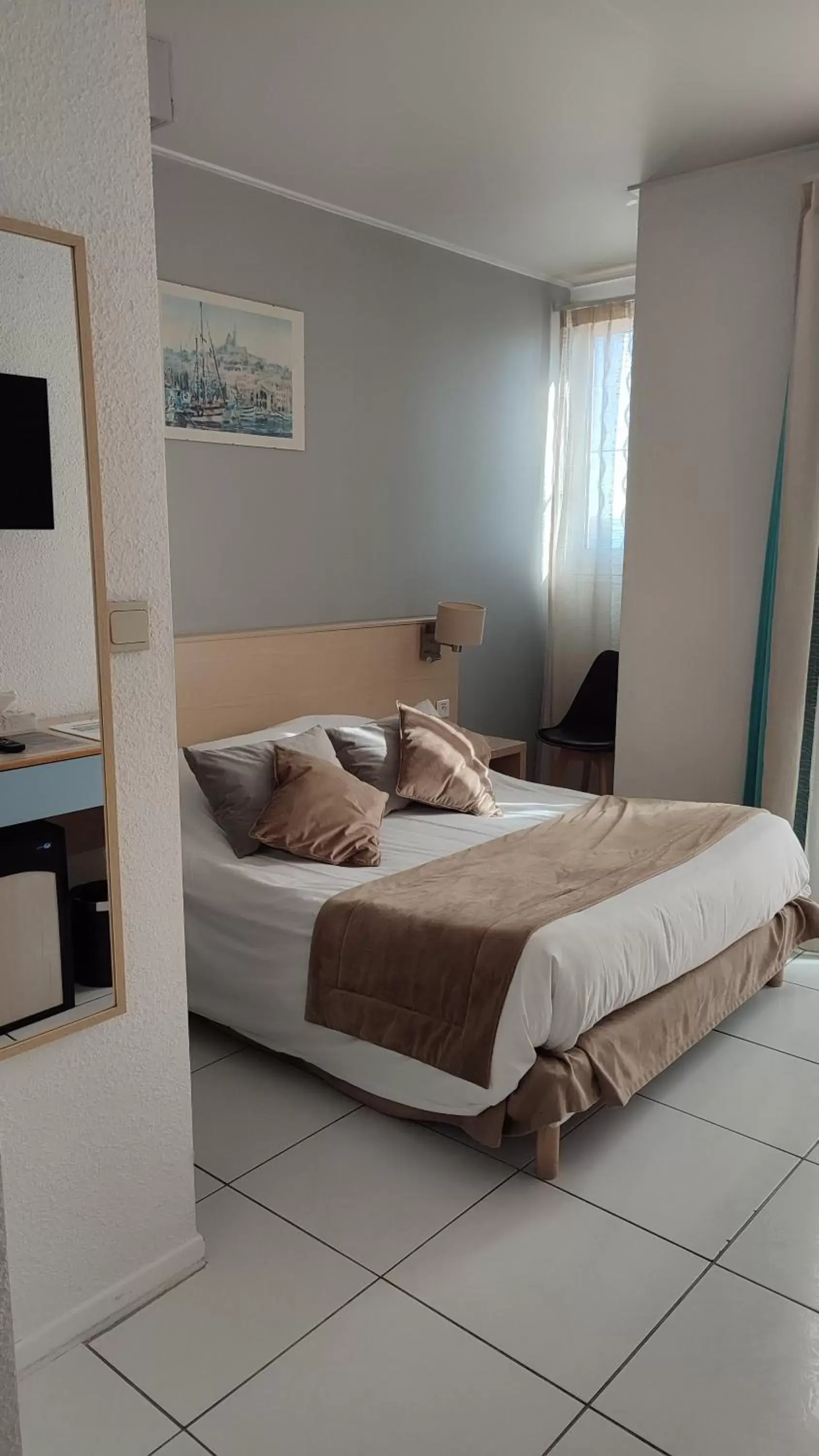 Budget Double Room in Hotel Restaurant Miramar L'orchidée Budget Double Room in Hotel Restaurant Miramar L'orchidée