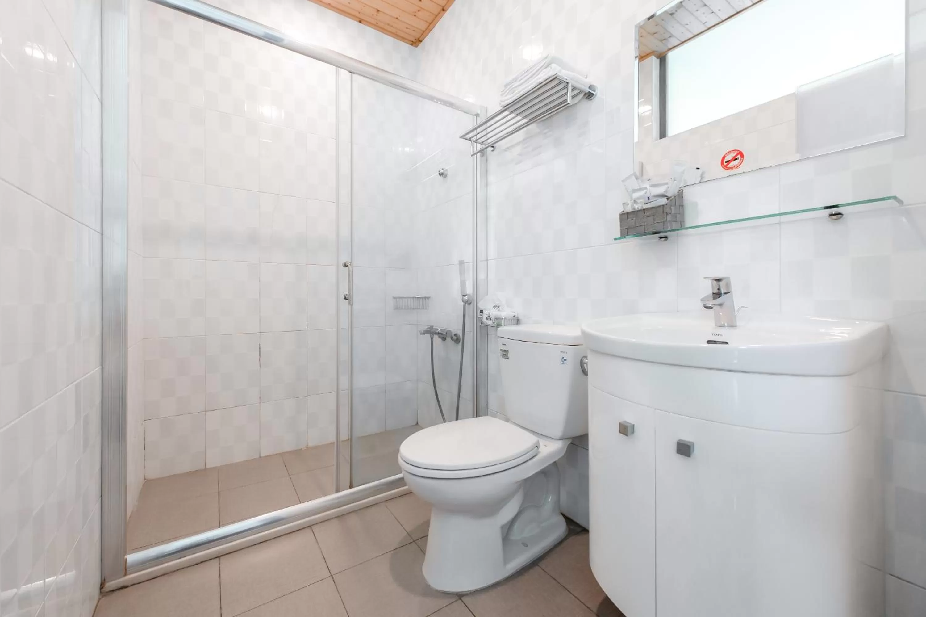 Bathroom in lightness Station Inn