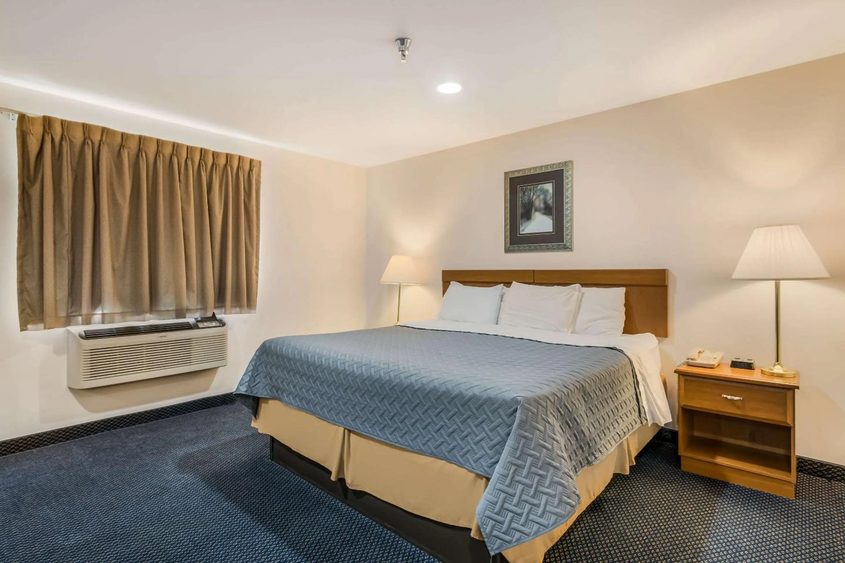 Photo of the whole room, Bed in Econo Lodge