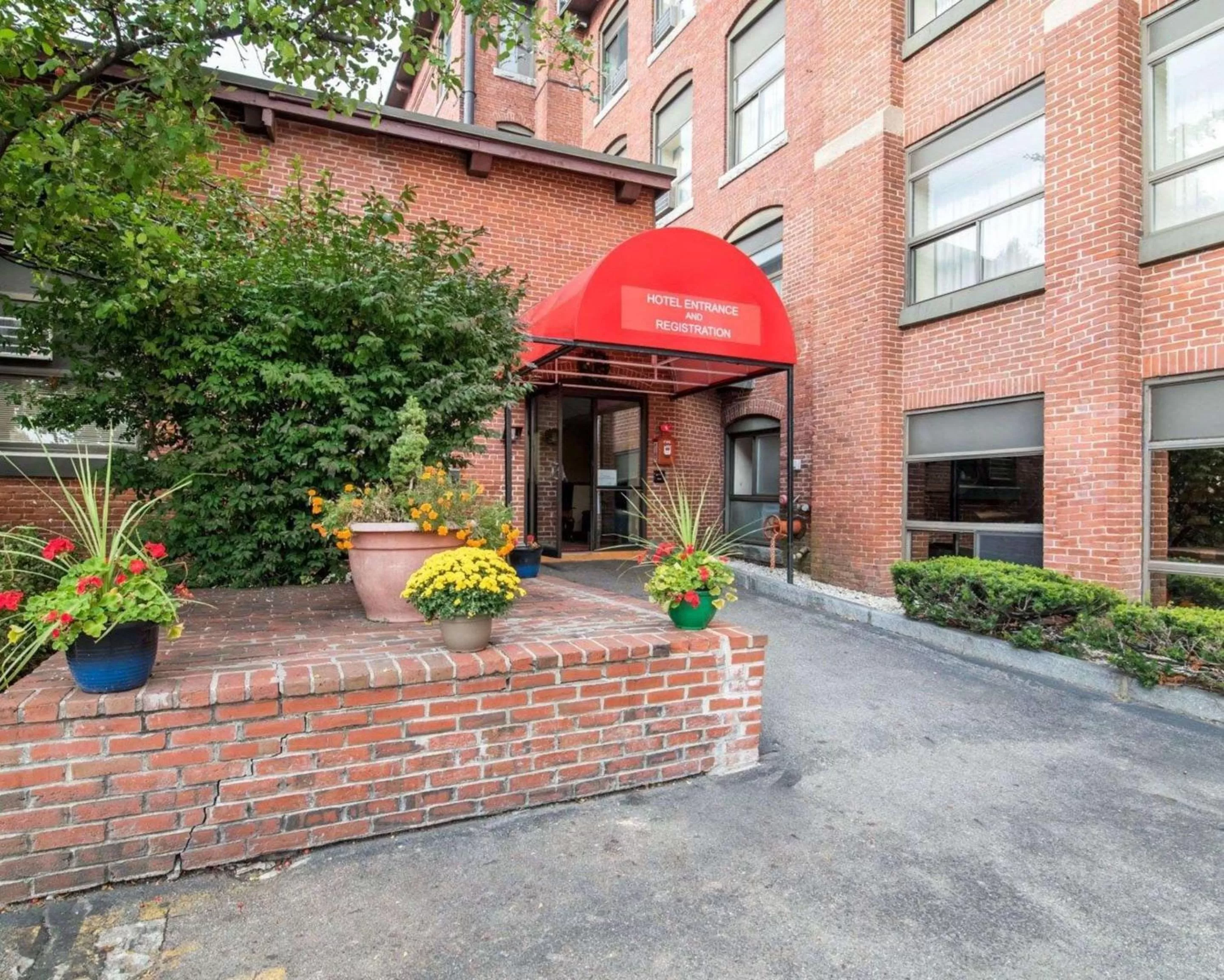 Property building in Econo Lodge Manchester