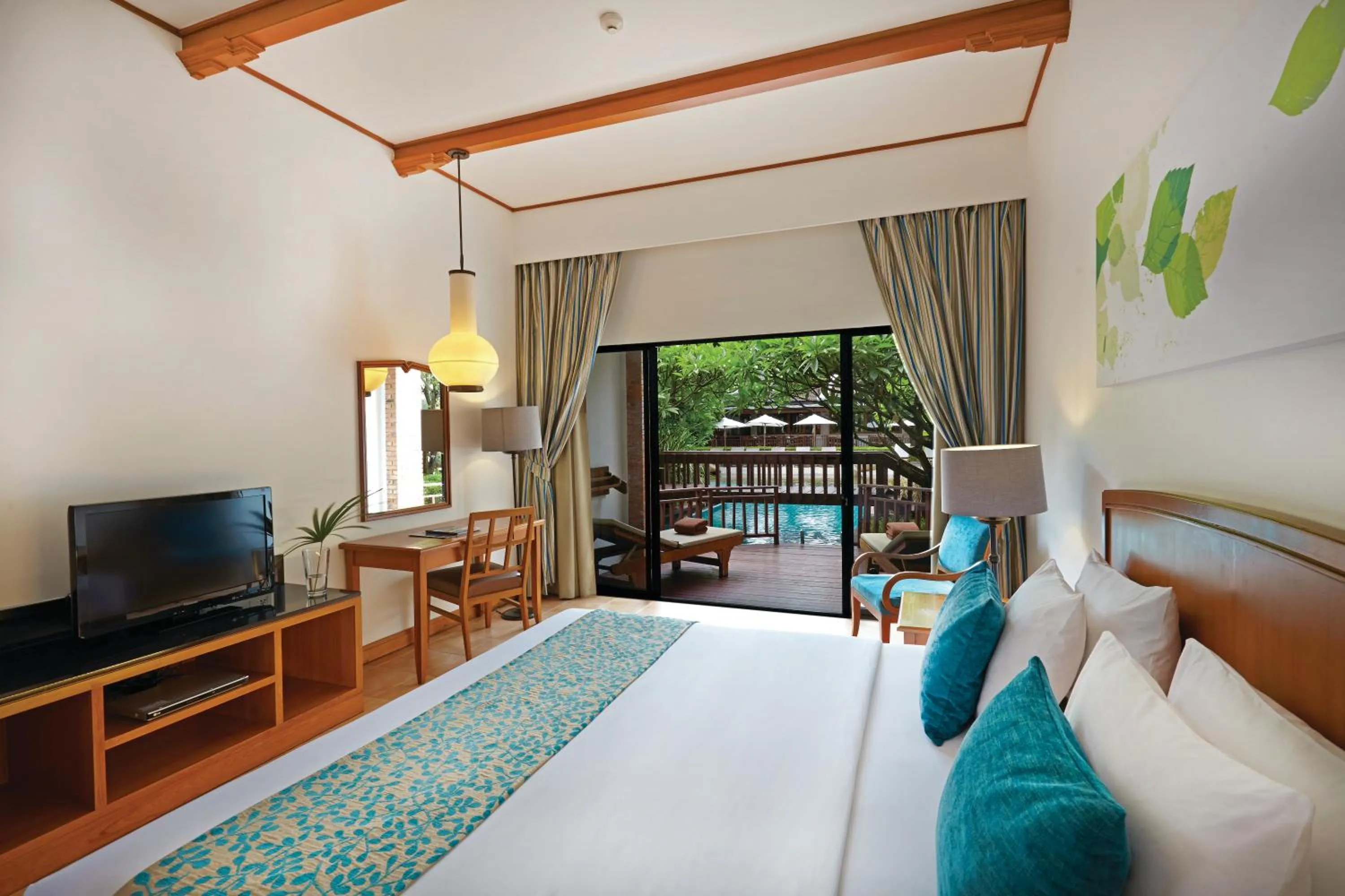 Bed in Woodlands Hotel and Resort Pattaya
