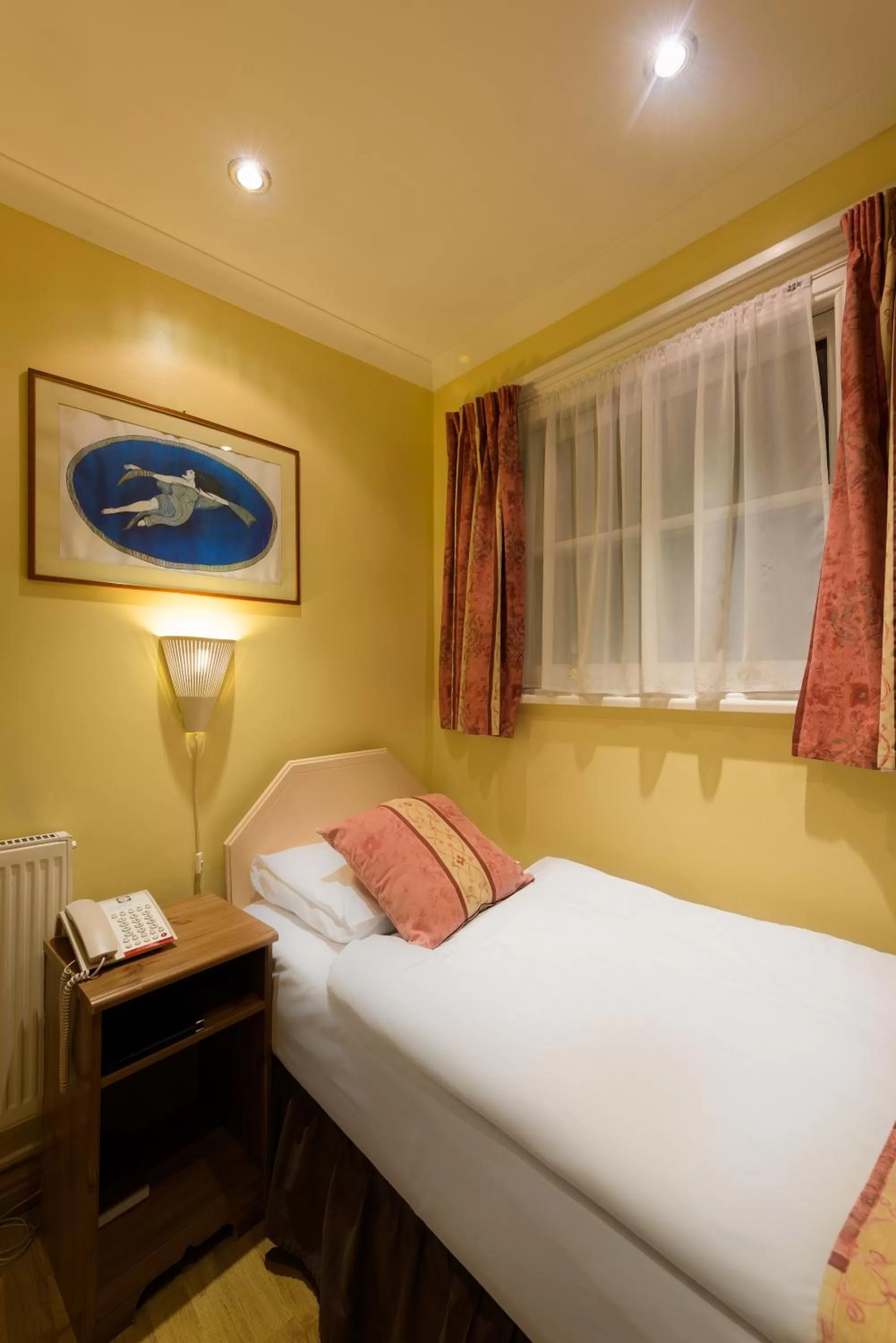 Bed in Shakespeare Hotel