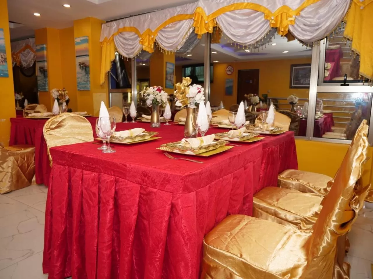 Restaurant/places to eat in Marriot Metropolitan Hotel