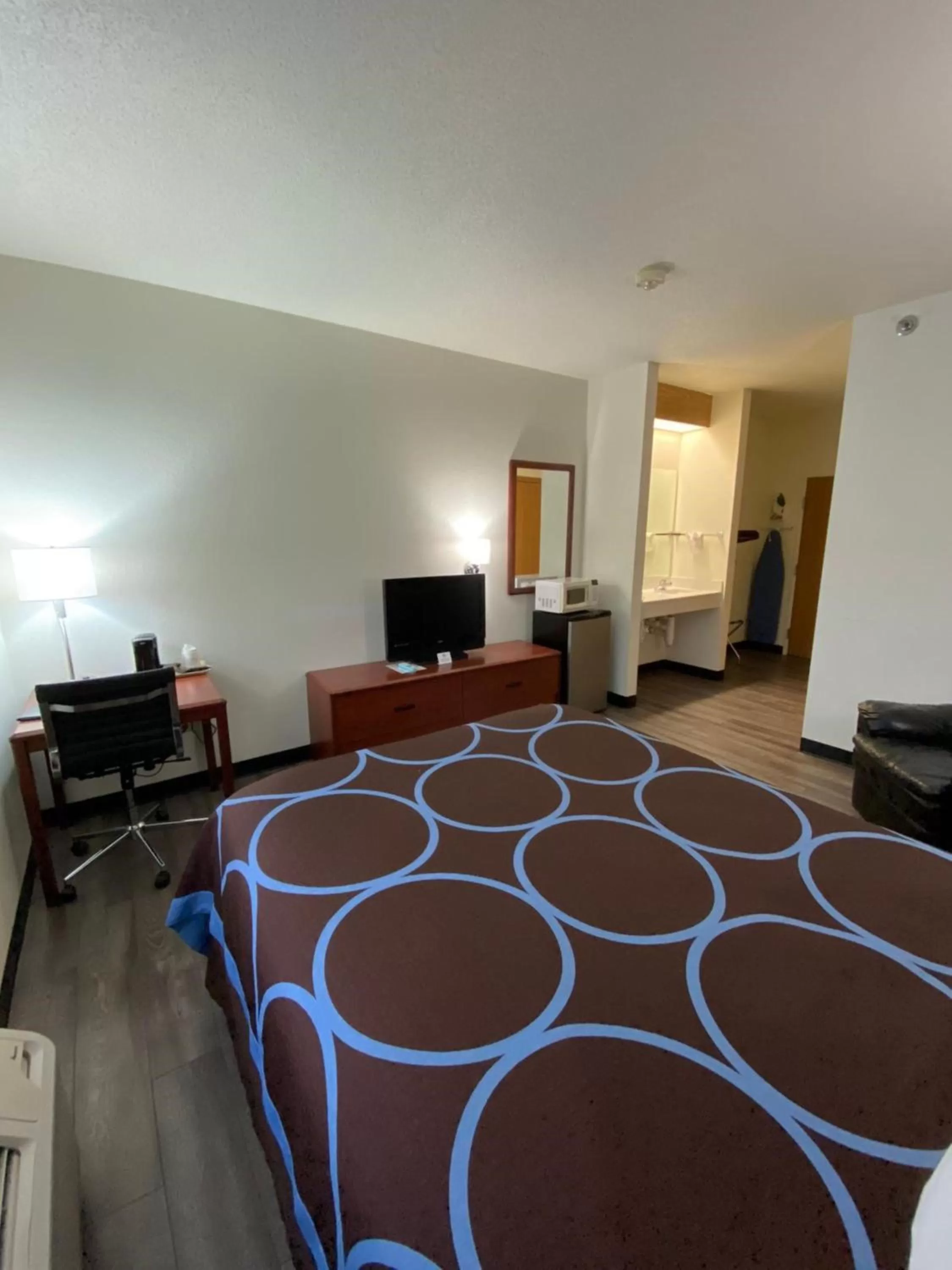 Photo of the whole room, Bed in Super 8 by Wyndham Ida Grove