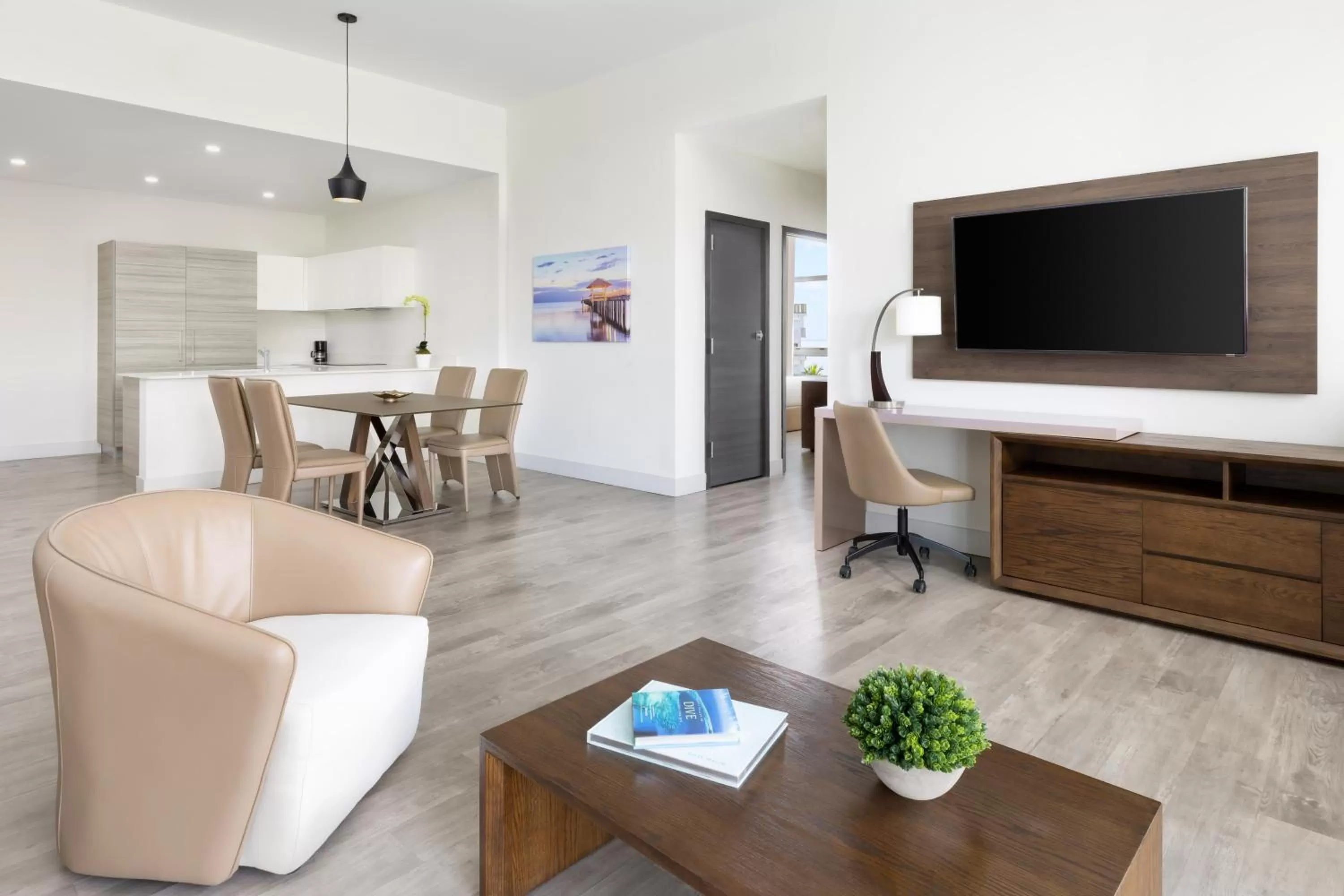 TV and multimedia in Costa Hollywood Beach Resort - An All Suite Hotel