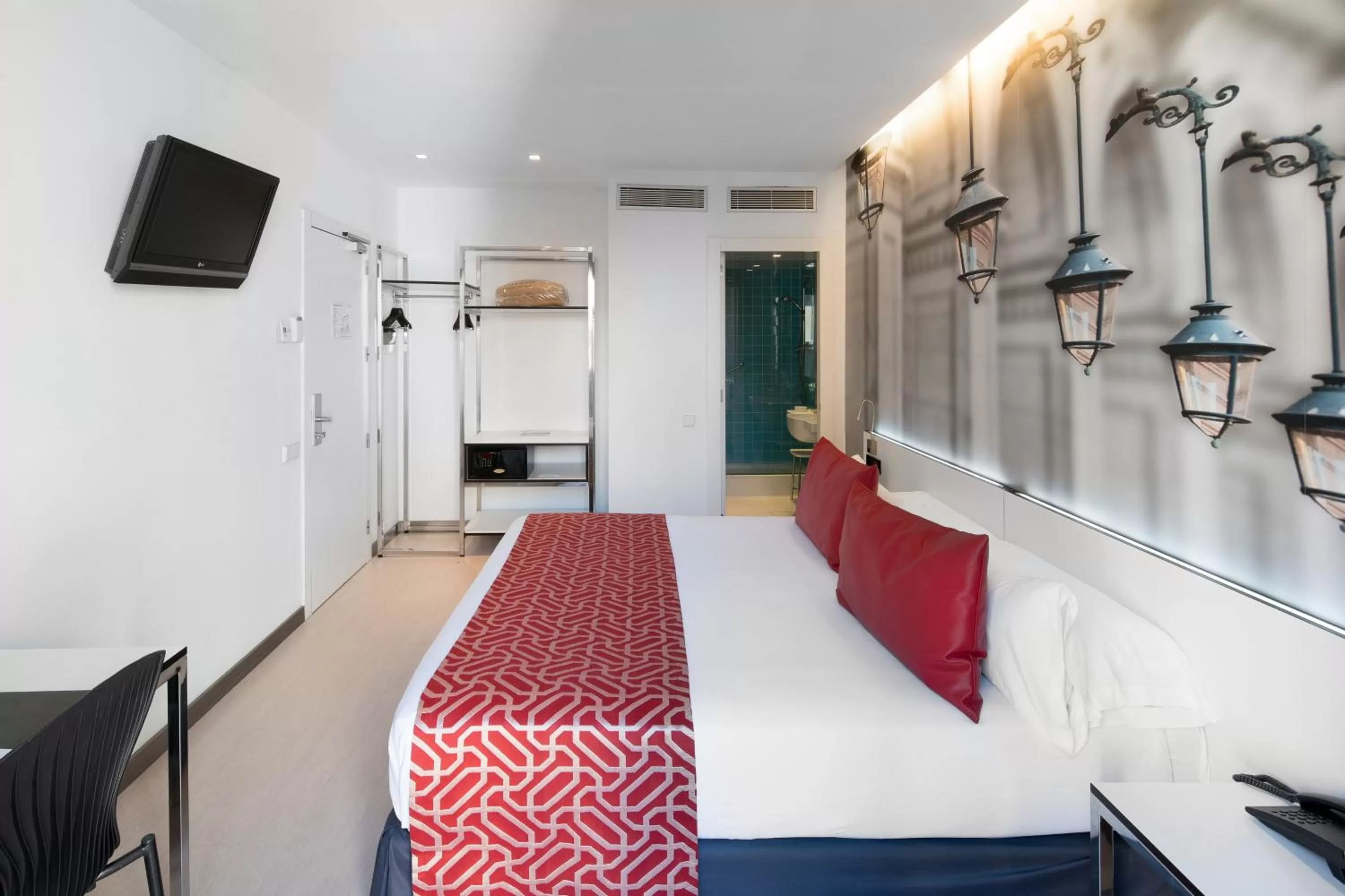 Photo of the whole room, Bed in Catalonia Avinyo