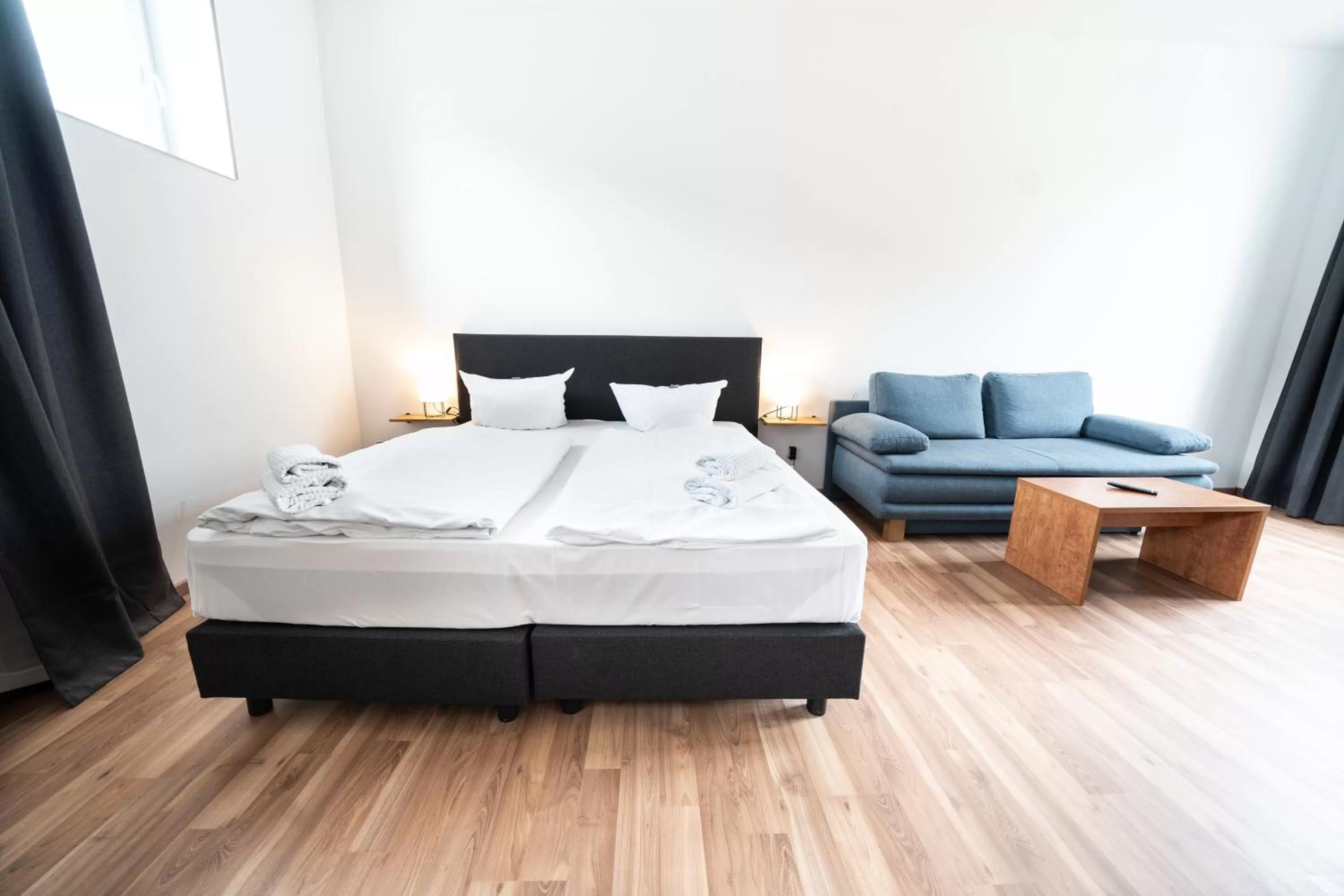 Living room, Bed in Hotel Zur alten Stadtkellerei Leipzig