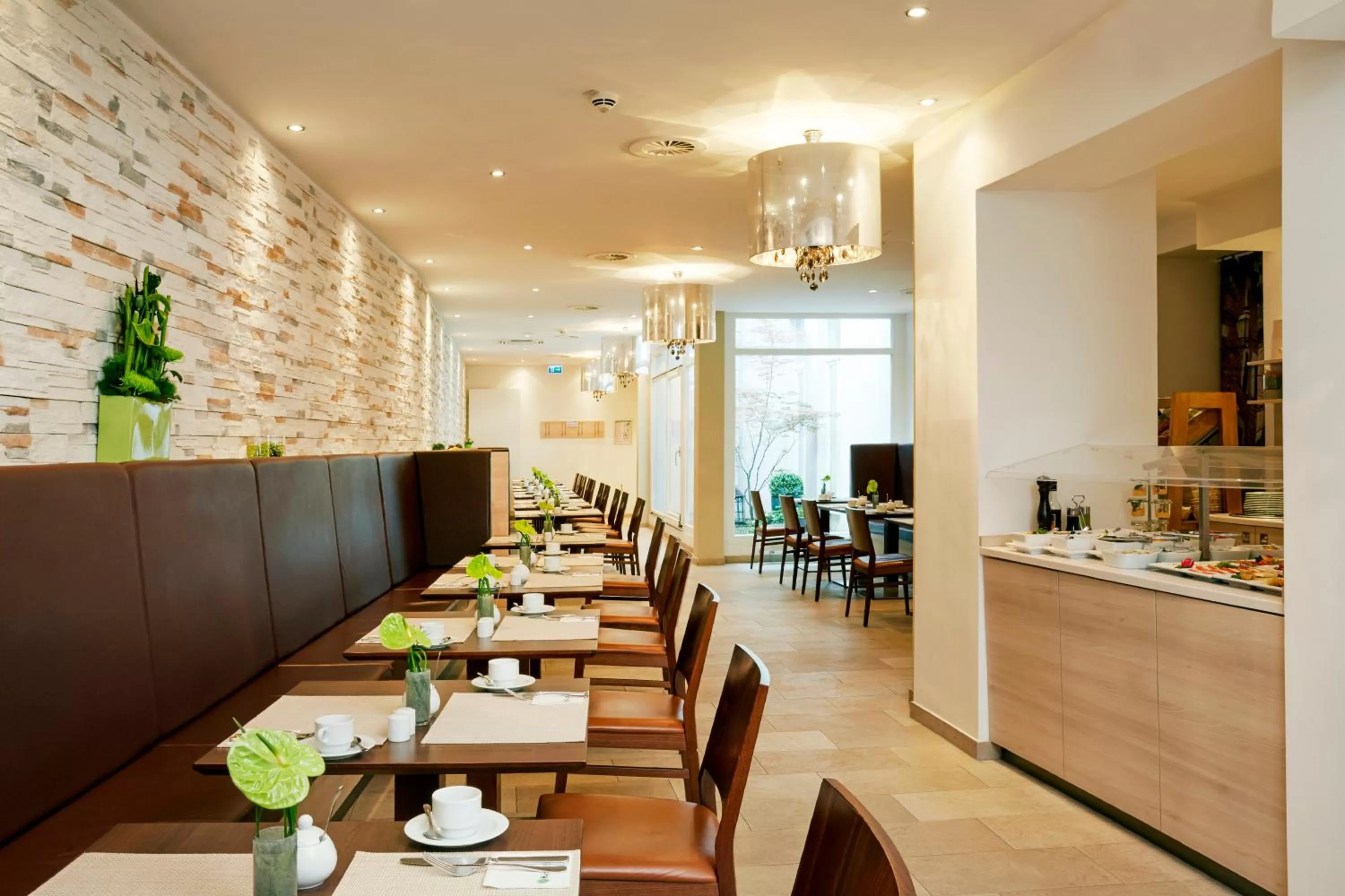 Restaurant/places to eat in H+ Hotel München