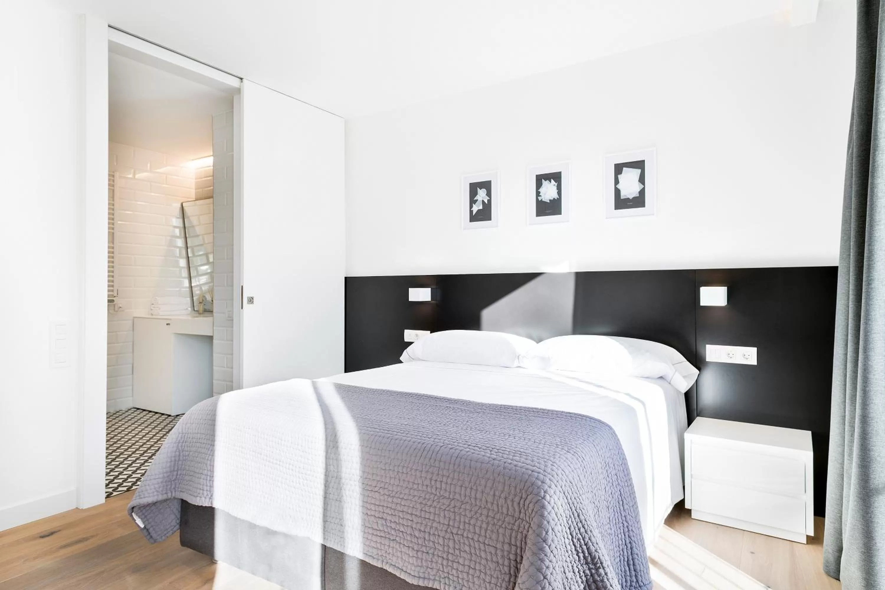 Bathroom, Bed in Murmuri Residence Mercader