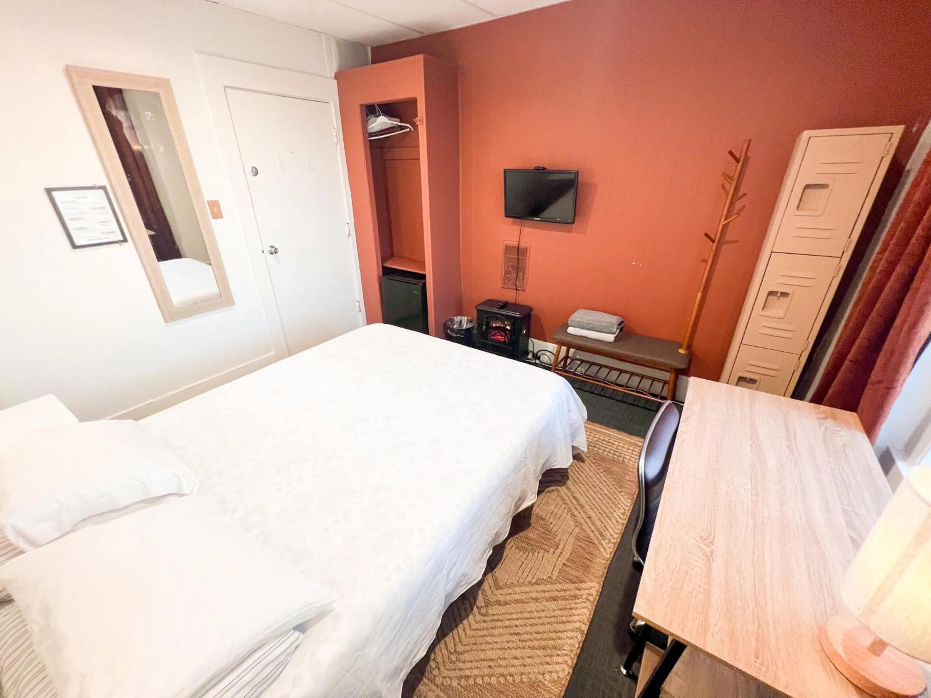 Photo of the whole room, Bed in ITH Surf City Hostel Hermosa Beach