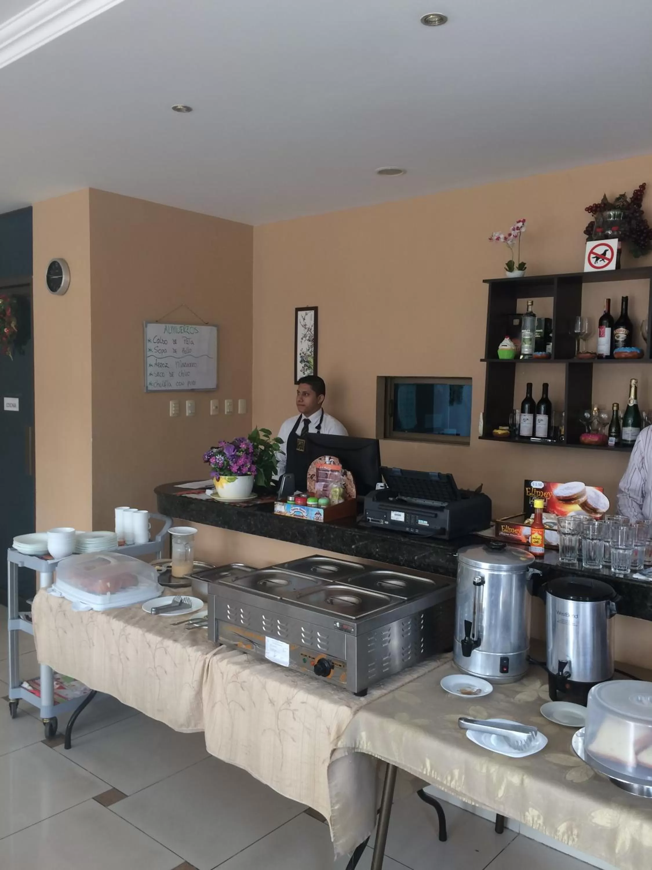 Restaurant/places to eat in Hotel Garzota Inn