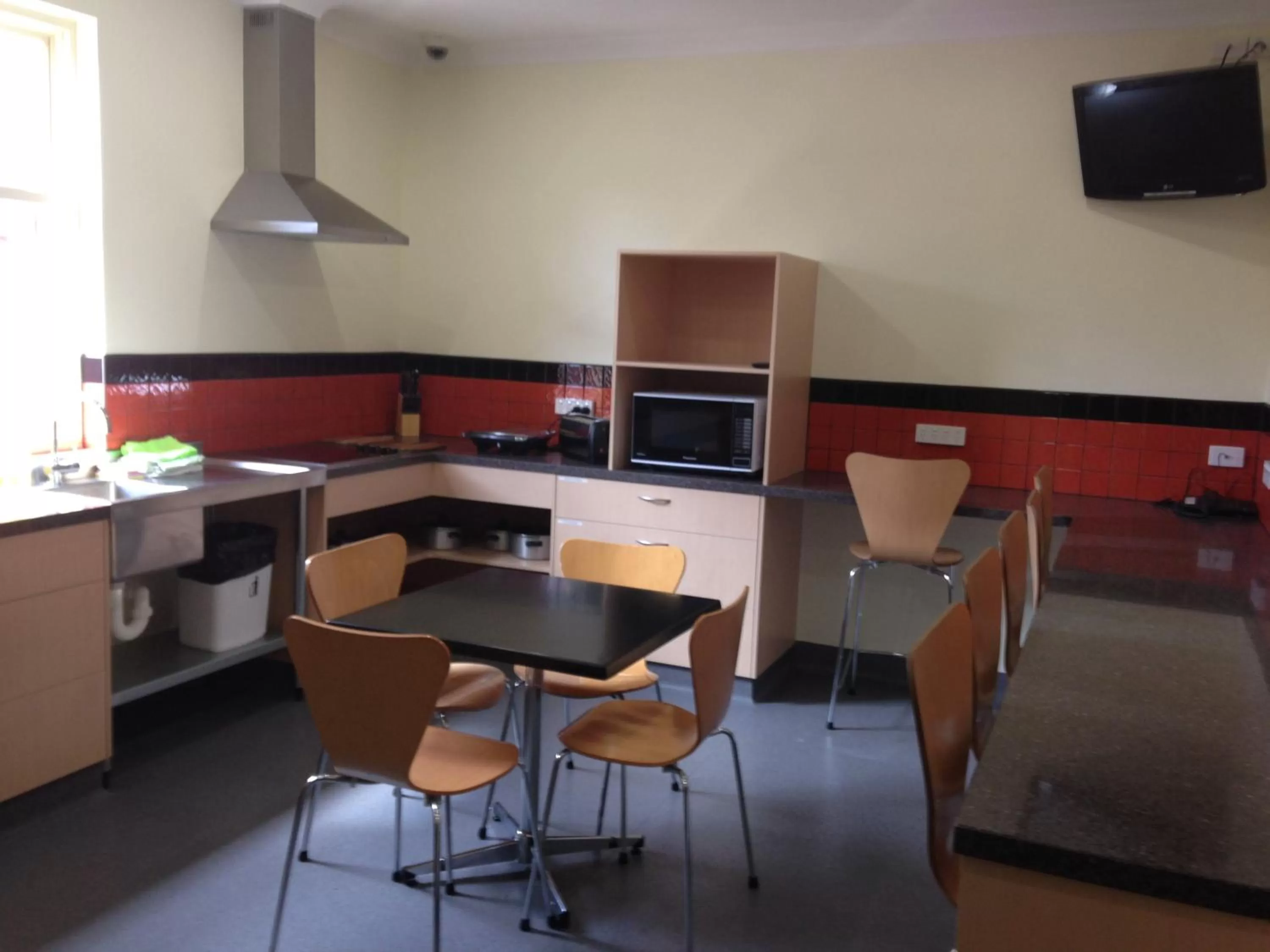 Communal kitchen in Miami Hotel Melbourne