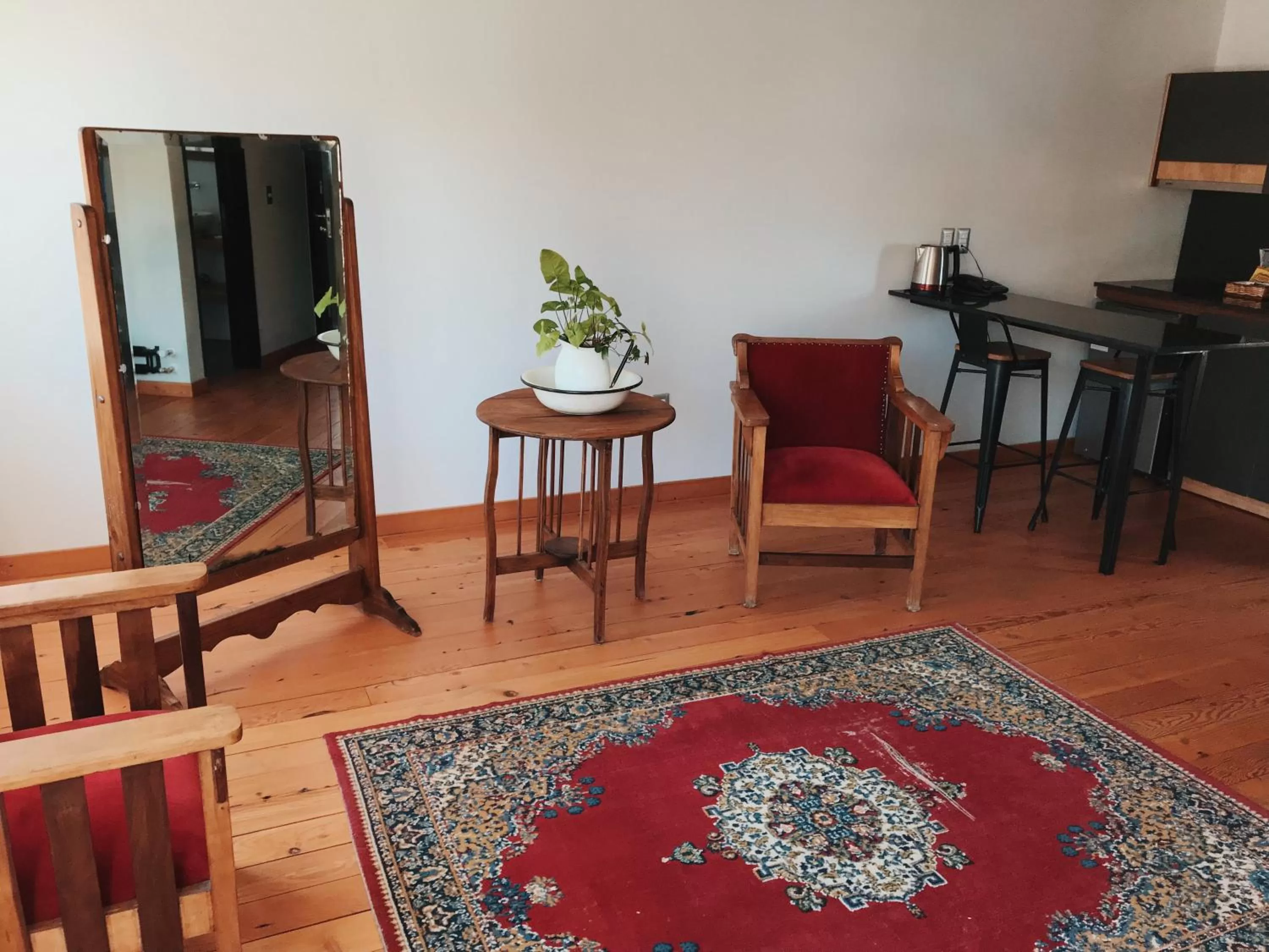 Bedroom, TV/Entertainment Center in Augusta Hotel