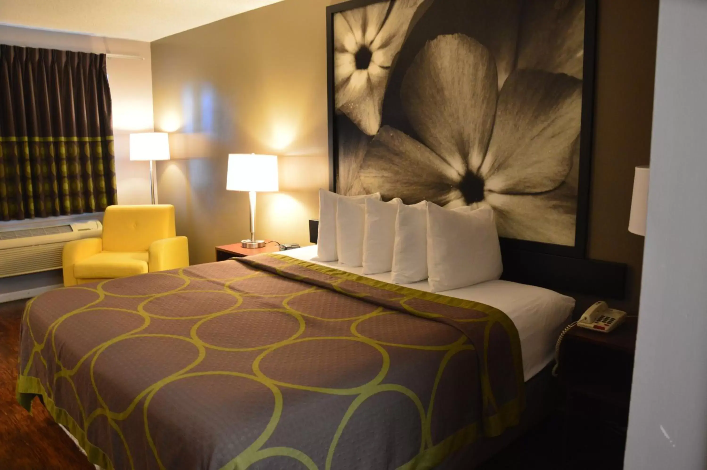 Queen Room - Non-Smoking in Super 8 by Wyndham Madison Queen Room - Non-Smoking in Super 8 by Wyndham Madison