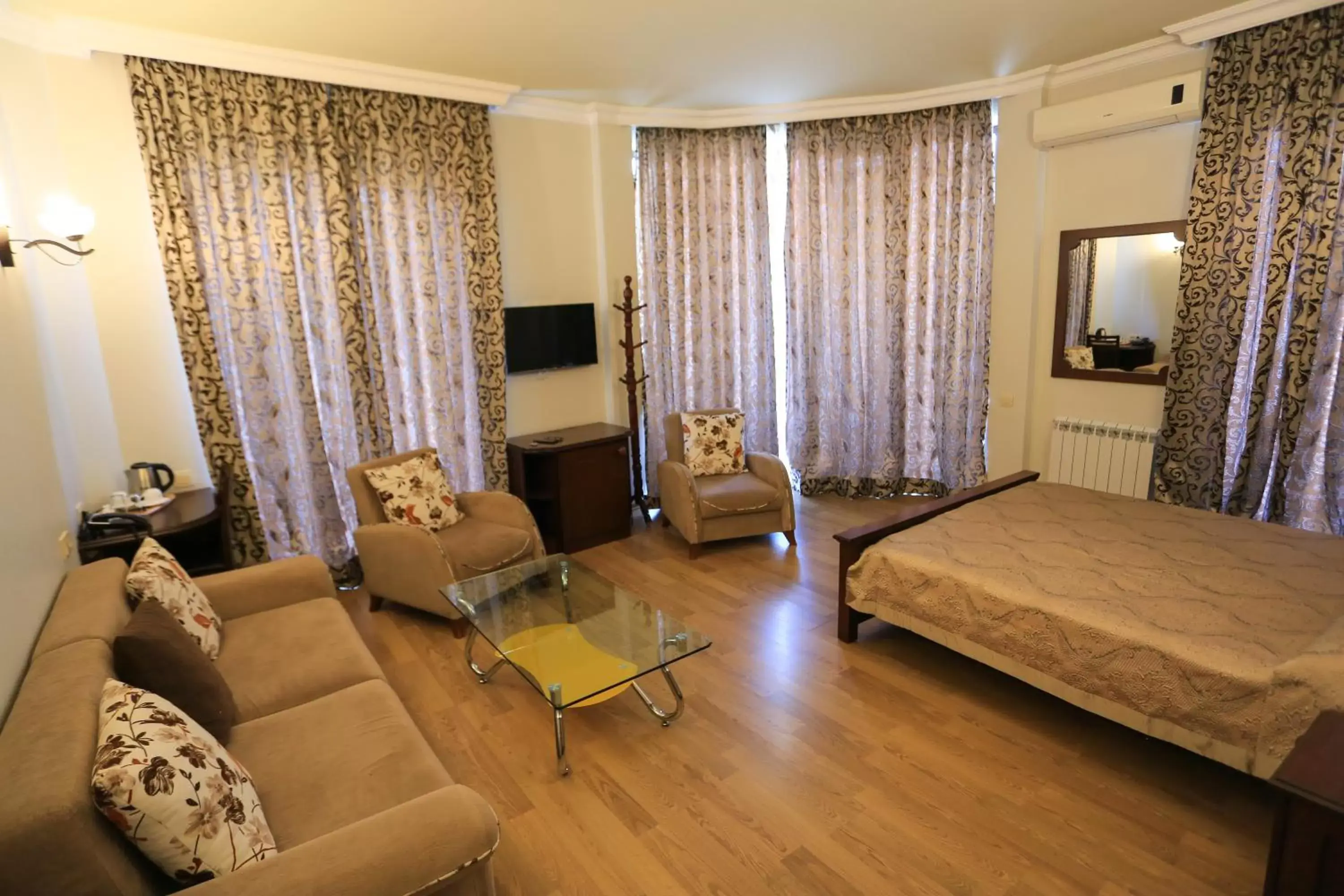 Suite with Balcony in Eiffel Hotel Suite with Balcony in Eiffel Hotel