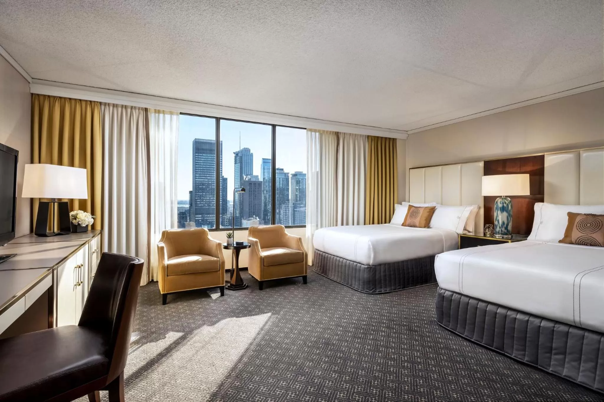 Photo of the whole room, Bed in Omni Mont-Royal Hotel