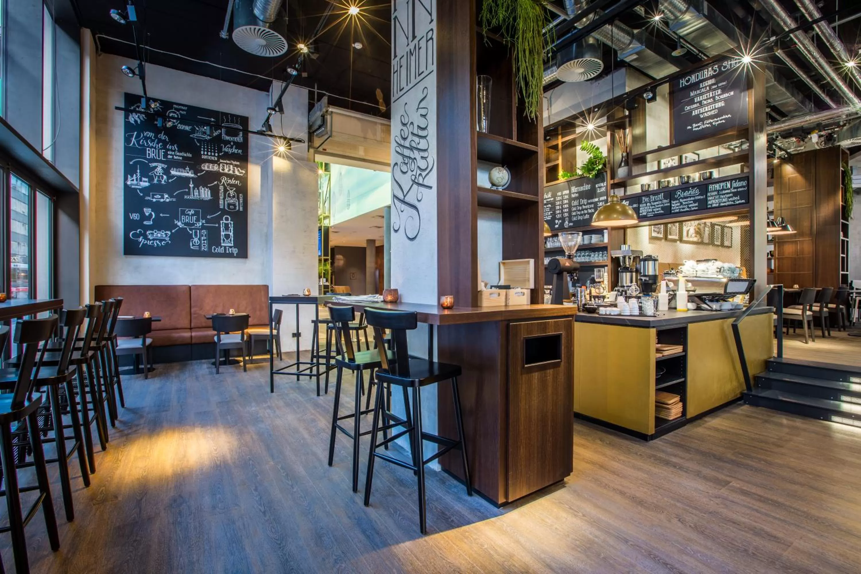 Lounge or bar in Radisson Blu Hotel, Mannheim