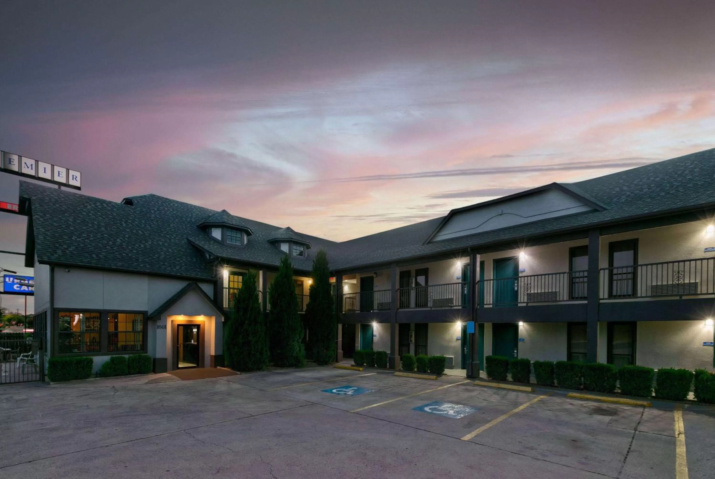 Property building in Howard Johnson by Wyndham San Marcos