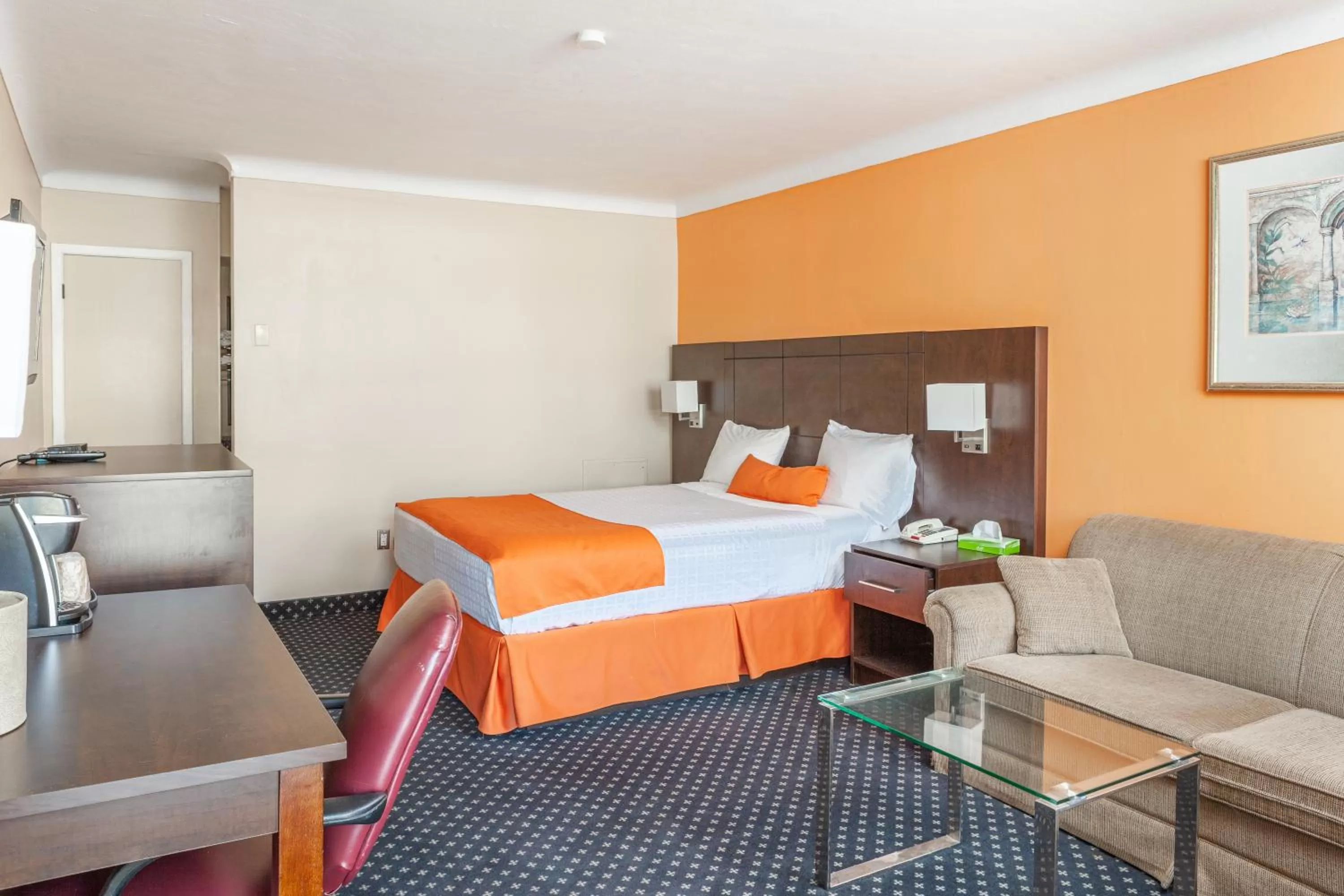 Photo of the whole room, Bed in Knights Inn North Bay