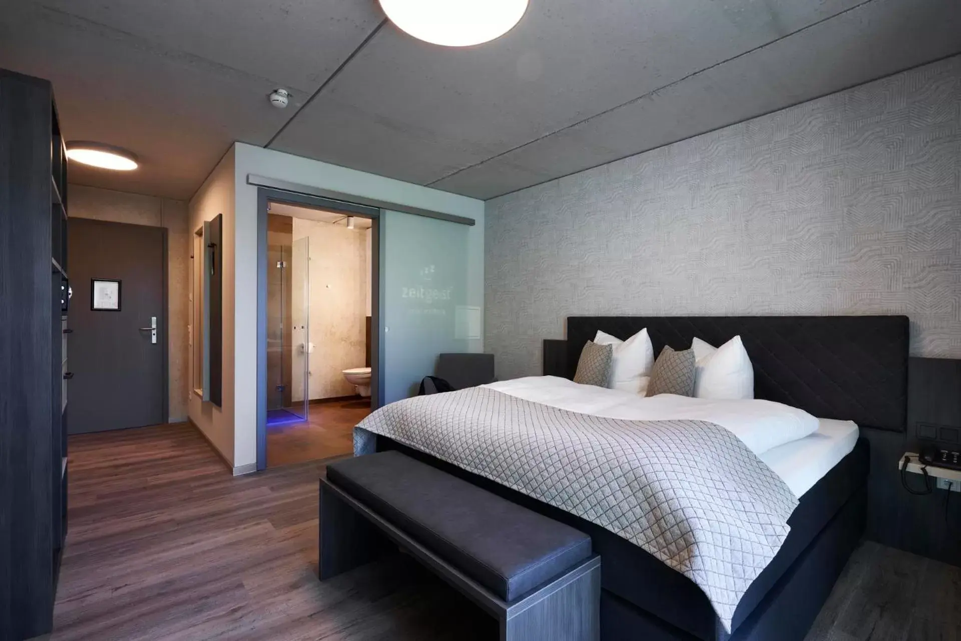 Deluxe Double Room - single occupancy in Hotel Zeitgeist Deluxe Double Room - single occupancy in Hotel Zeitgeist