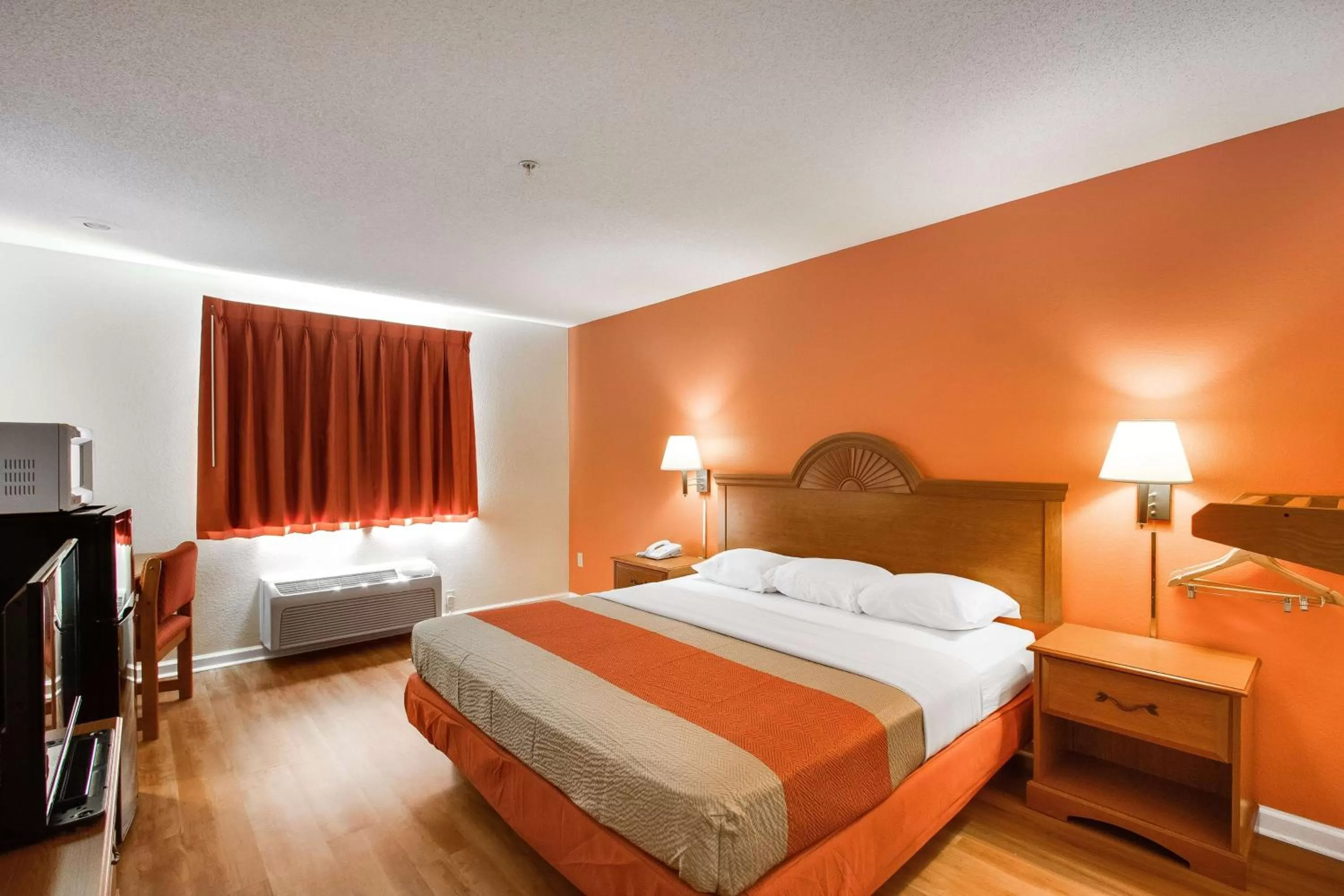 TV and multimedia, Bed in Motel 6-Hinesville, GA