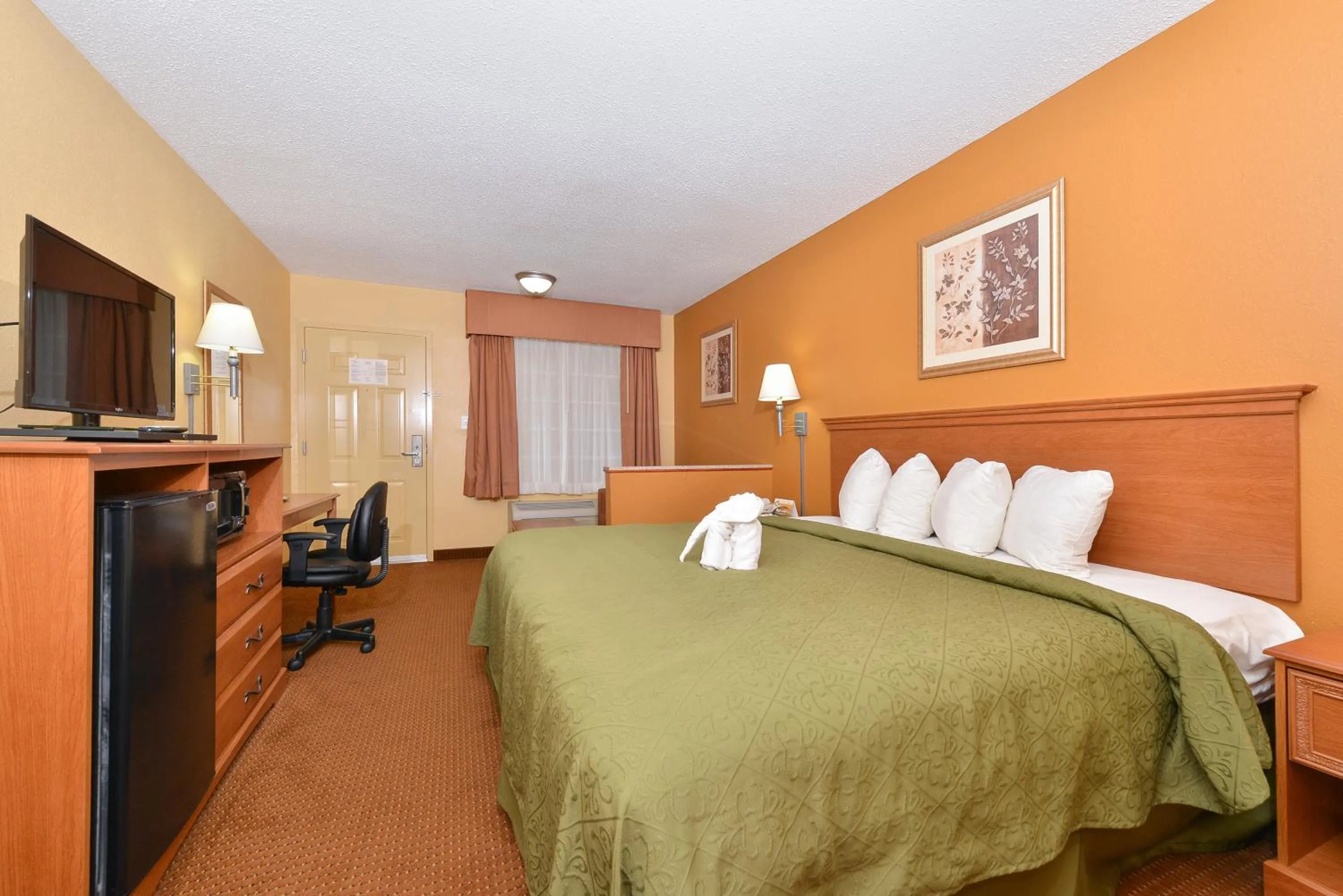 Bedroom, Bed in Quality Inn & Suites Cartersville North