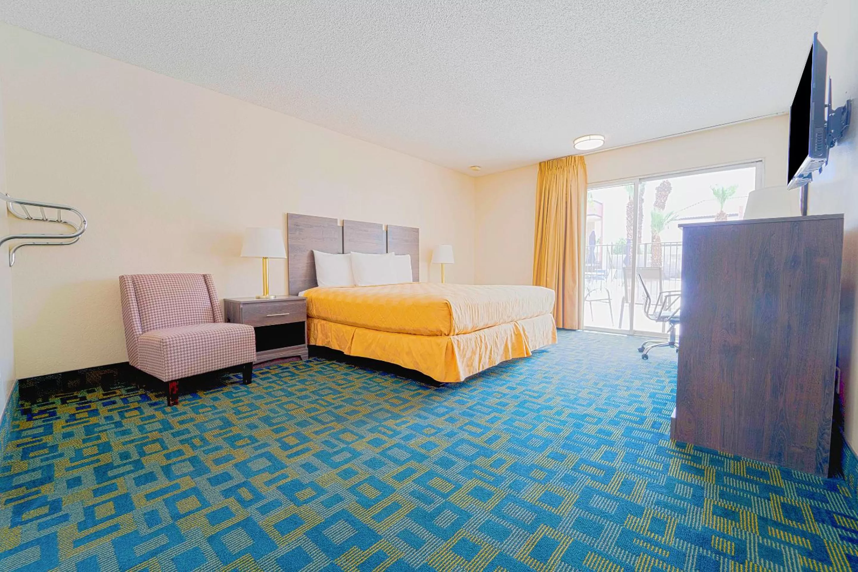 Bedroom, Bed in Royal Plaza Inn