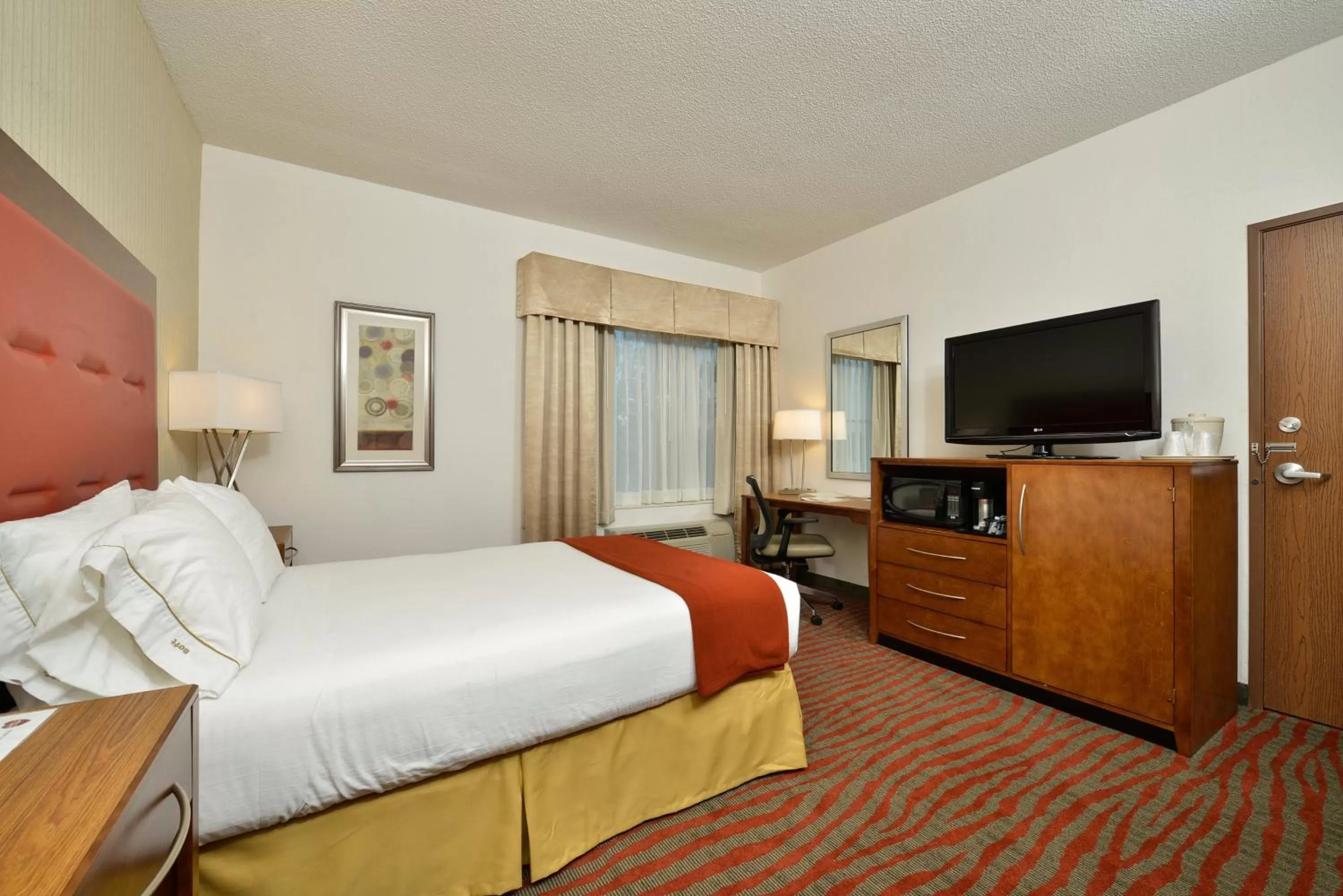 Photo of the whole room, Bed in Holiday Inn Express Boston-Milford by IHG