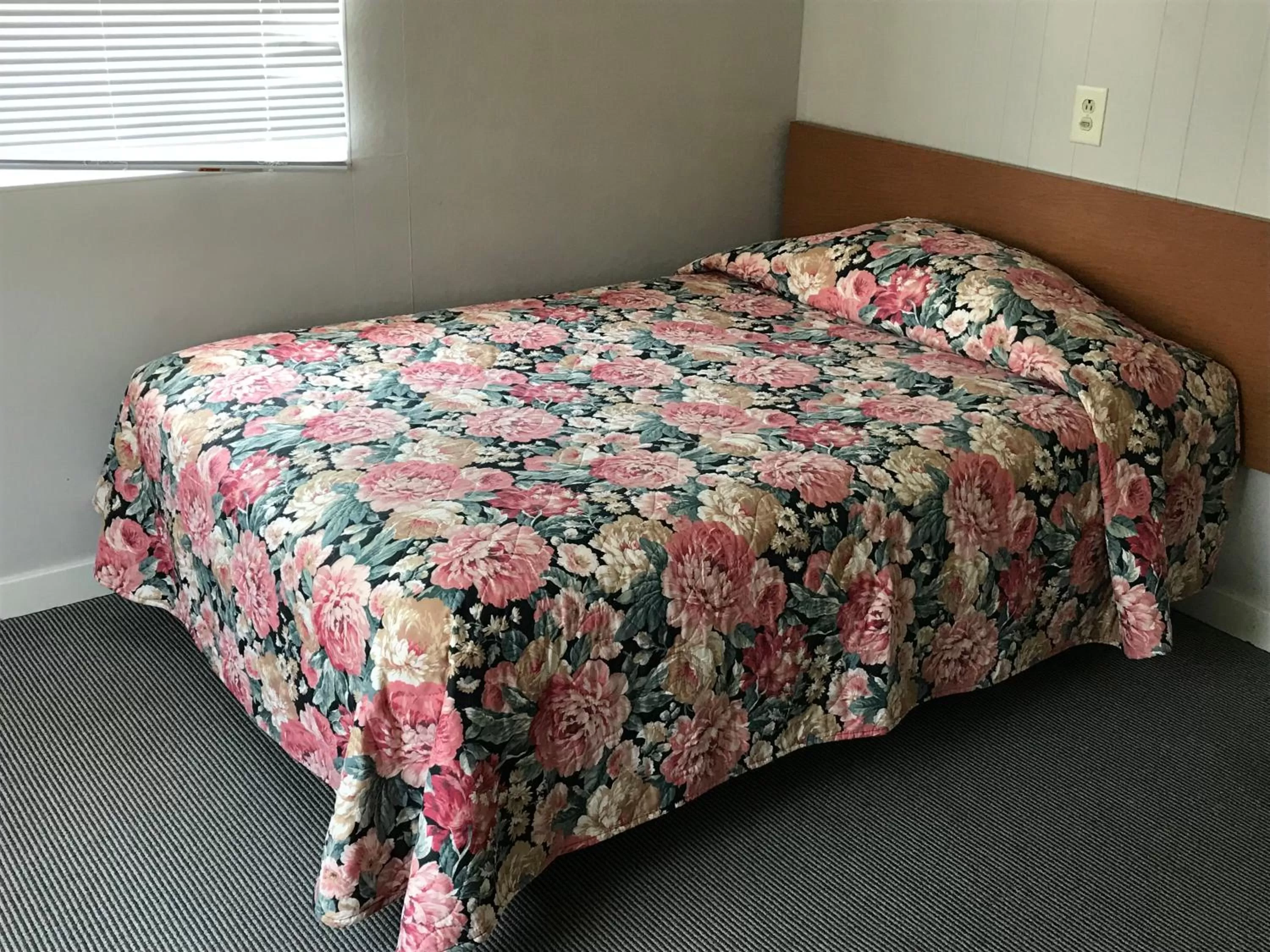 Bedroom, Bed in Simmons Motel and Suites