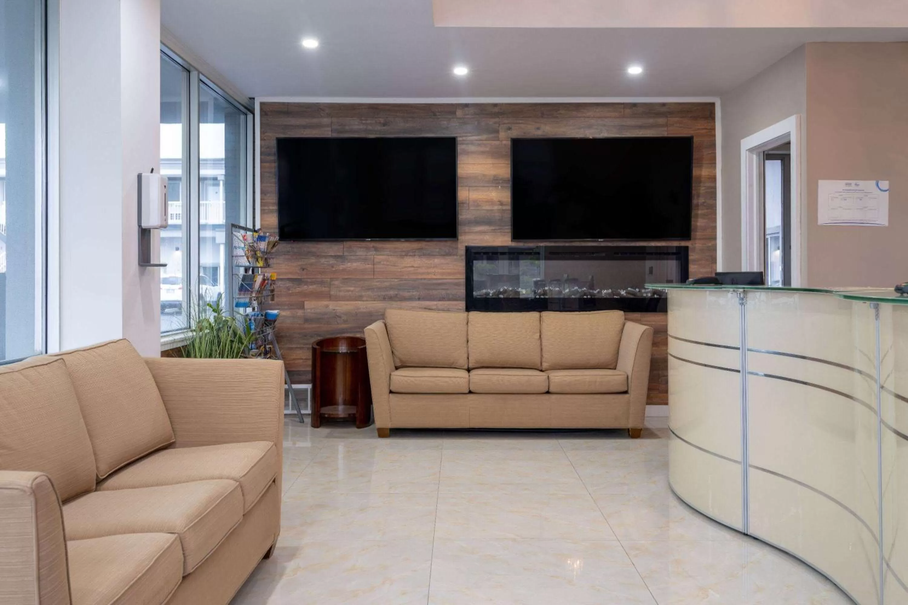 Lobby or reception in Super 8 by Wyndham Niagara Falls ON