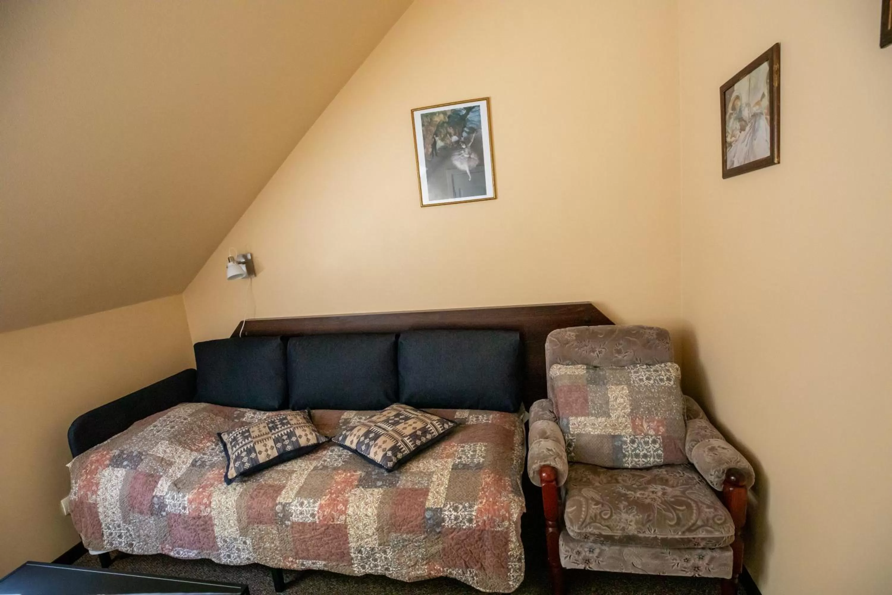 Seating area, Bed in City Center Kaķis B&B