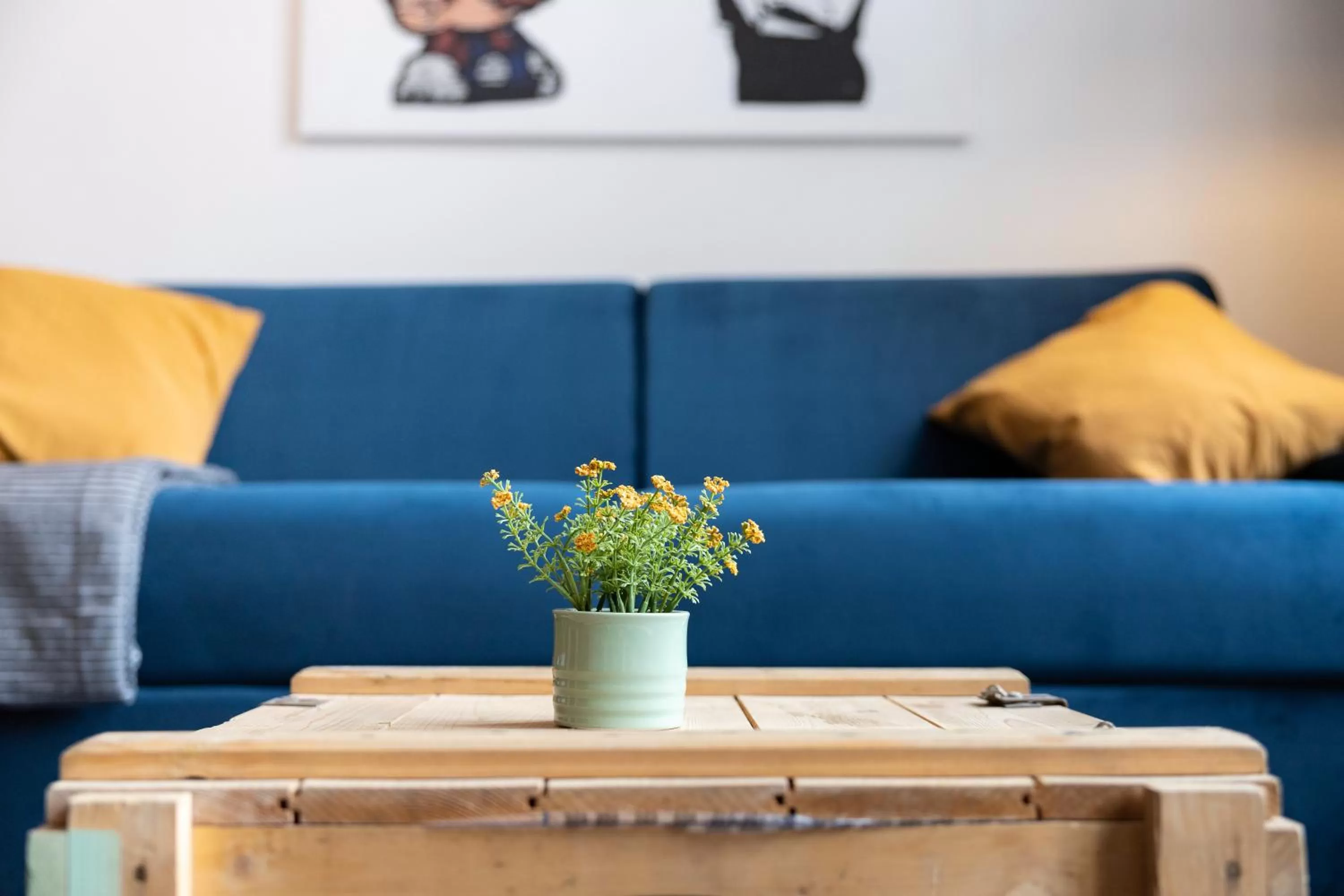 Living room, Seating Area in Ko-Living Space an der Oper - Street Art Design Apartments