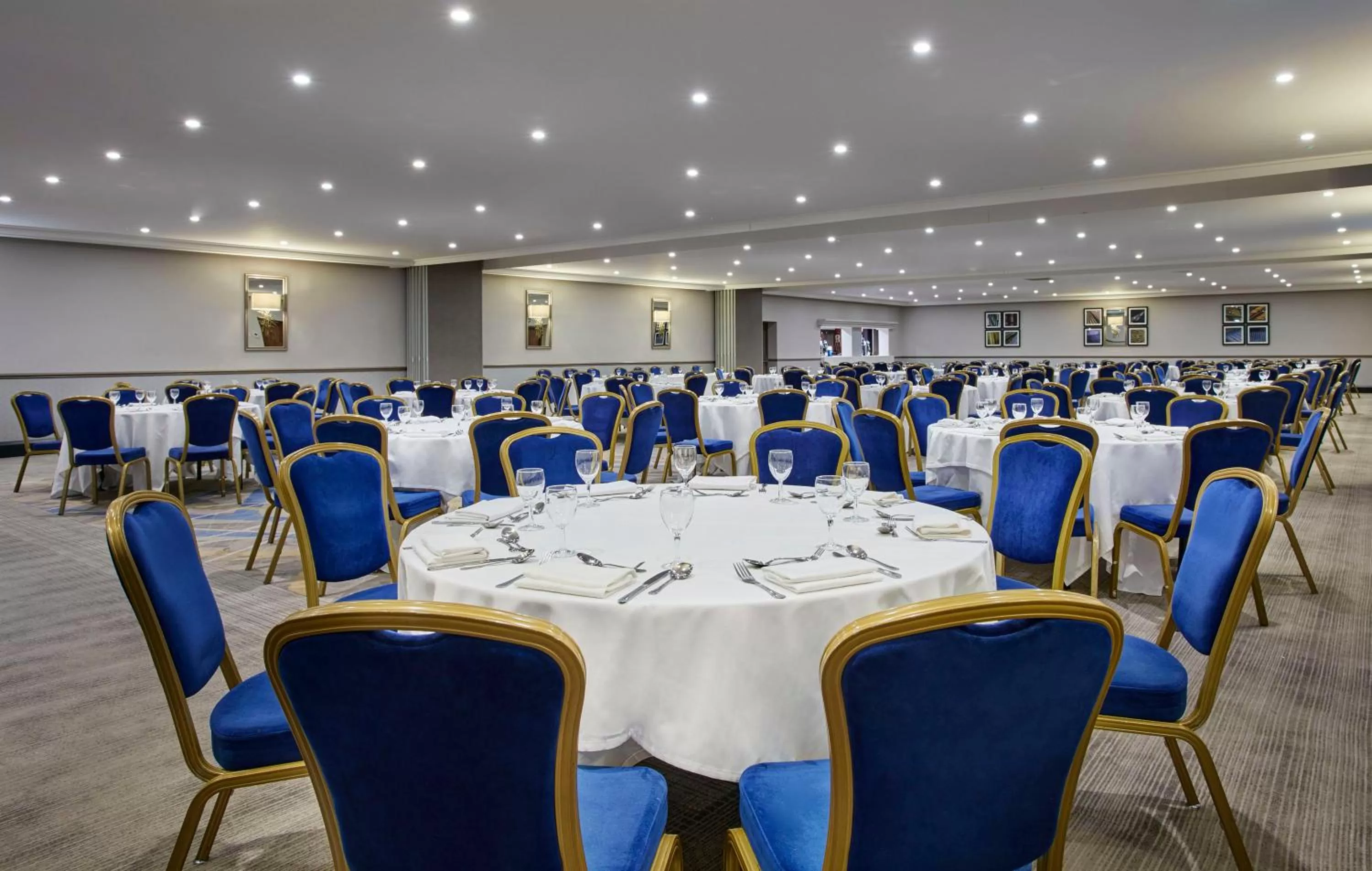 Restaurant/places to eat in Leonardo Hotel and Conference Venue Hinckley Island