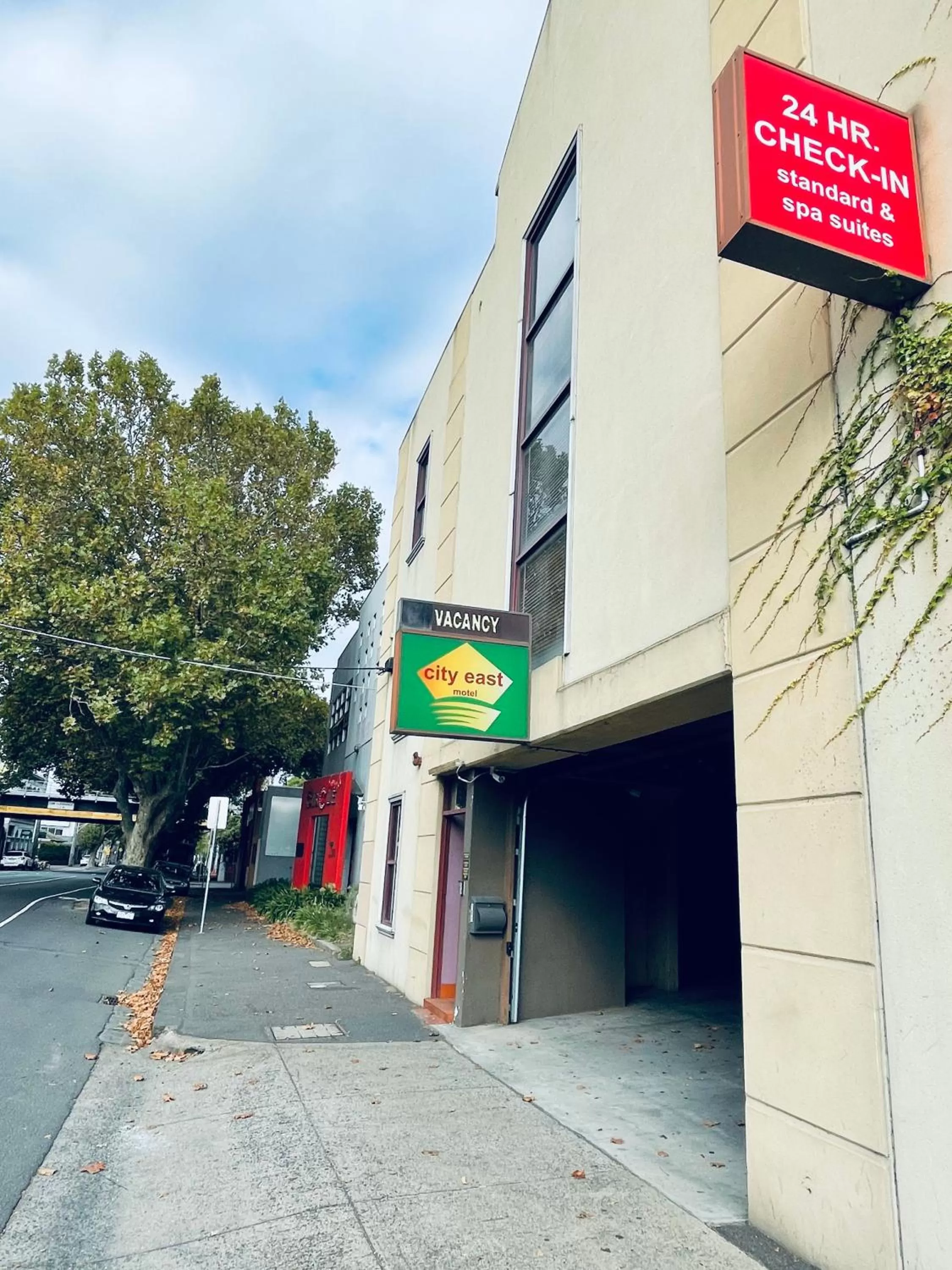 Facade/entrance in City East Motel