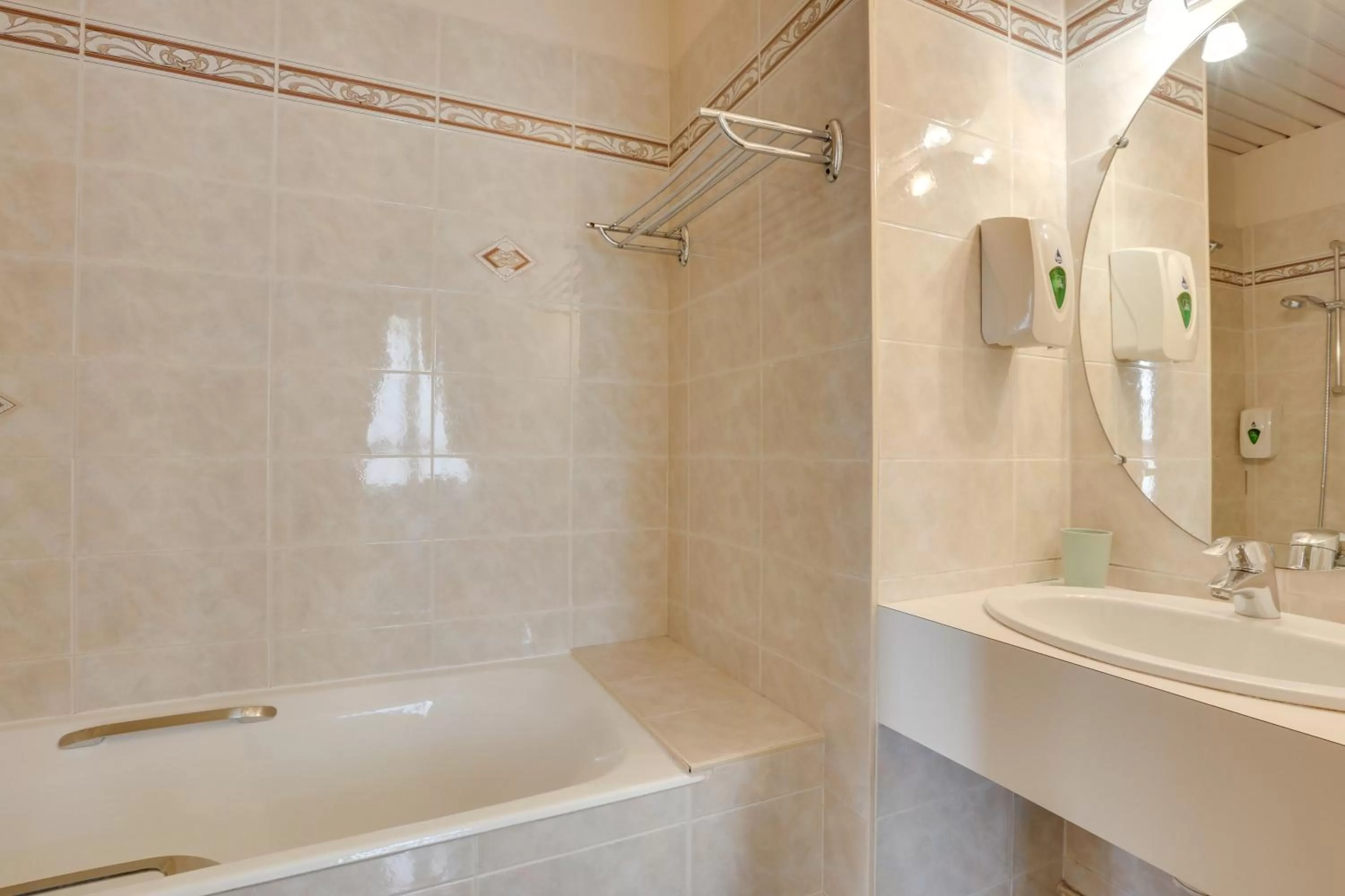 Bathroom in Hôtel De France