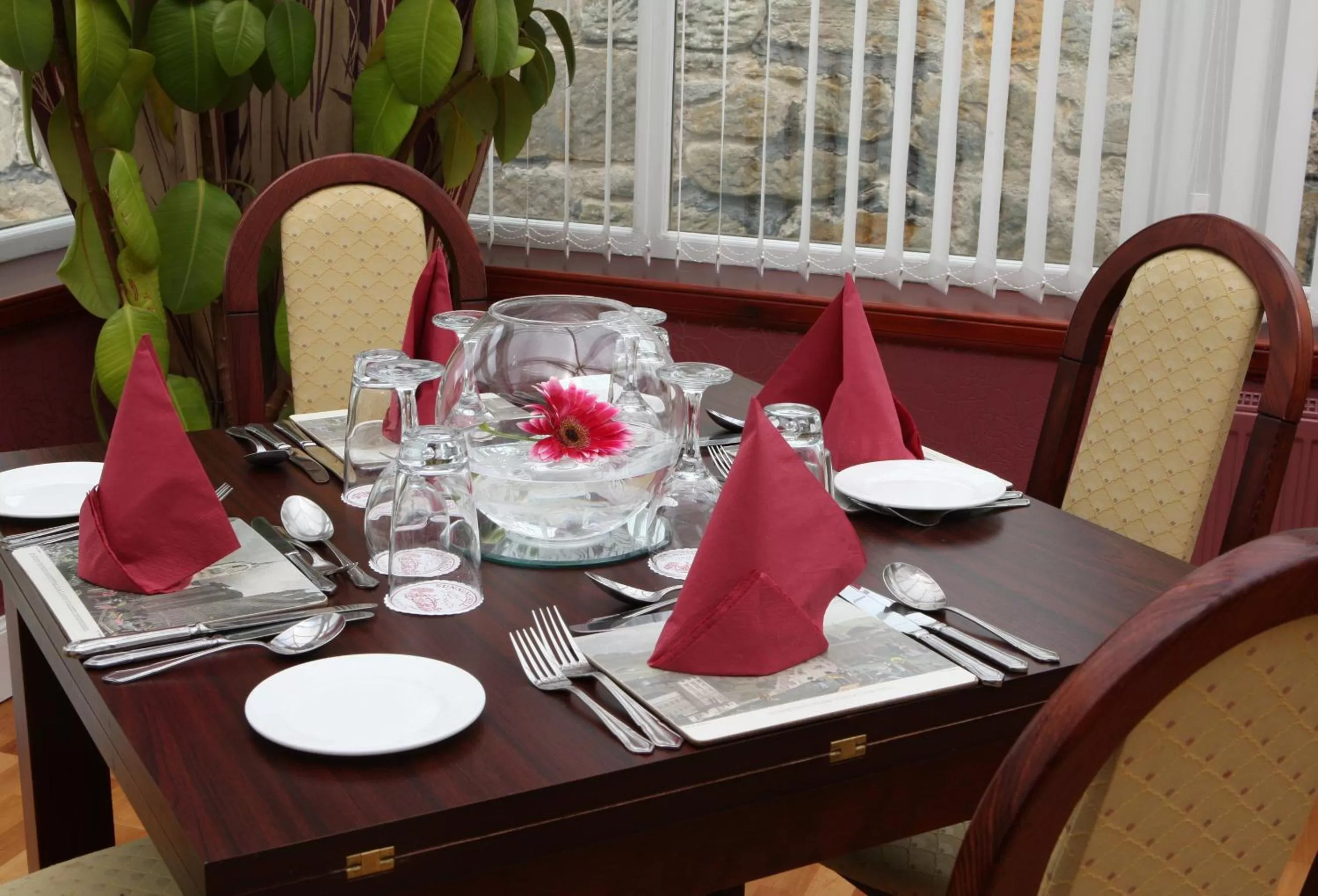 Restaurant/places to eat in Sunninghill Hotel