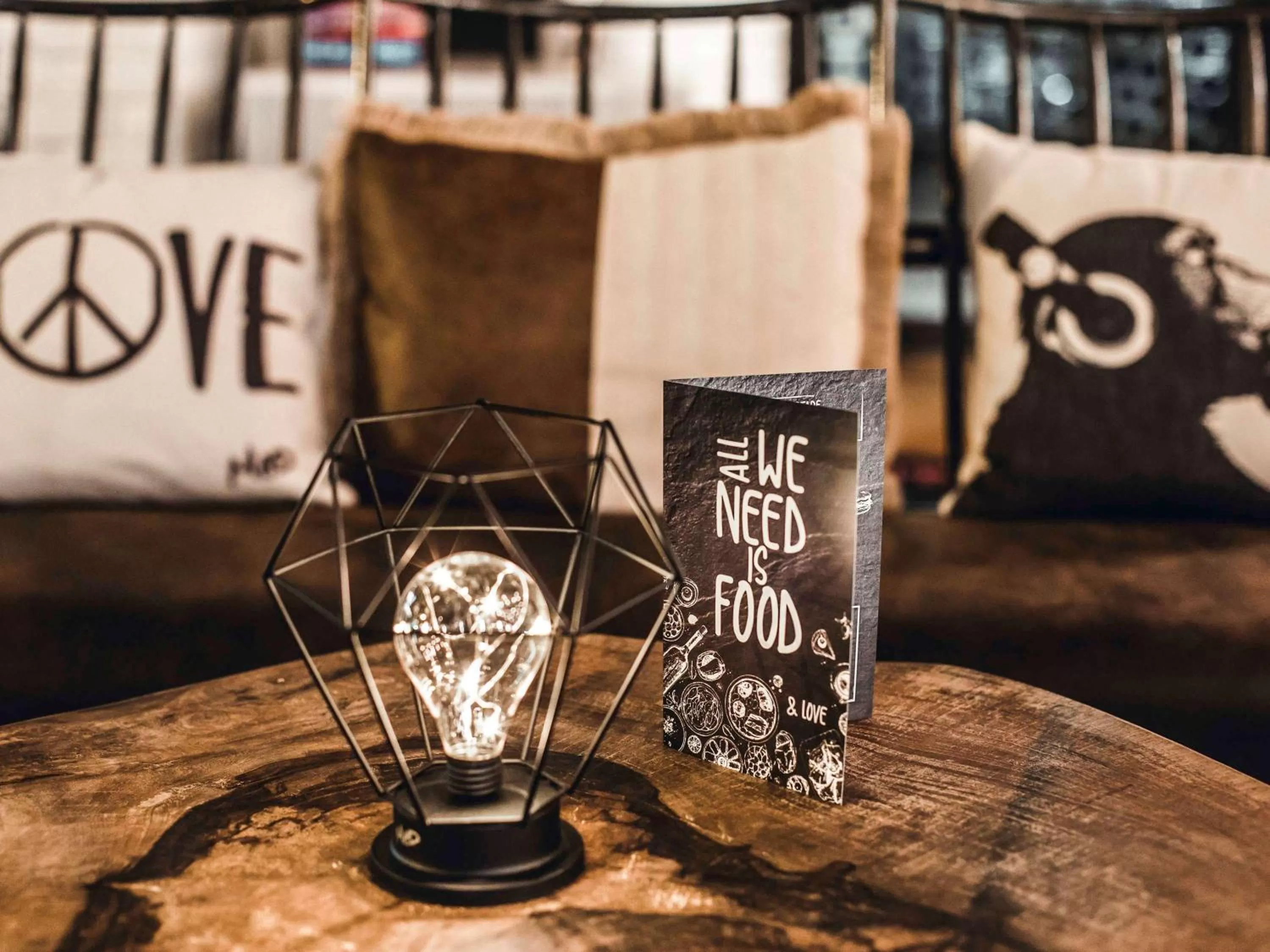 Lounge or bar in ibis Styles Lausanne Center MadHouse