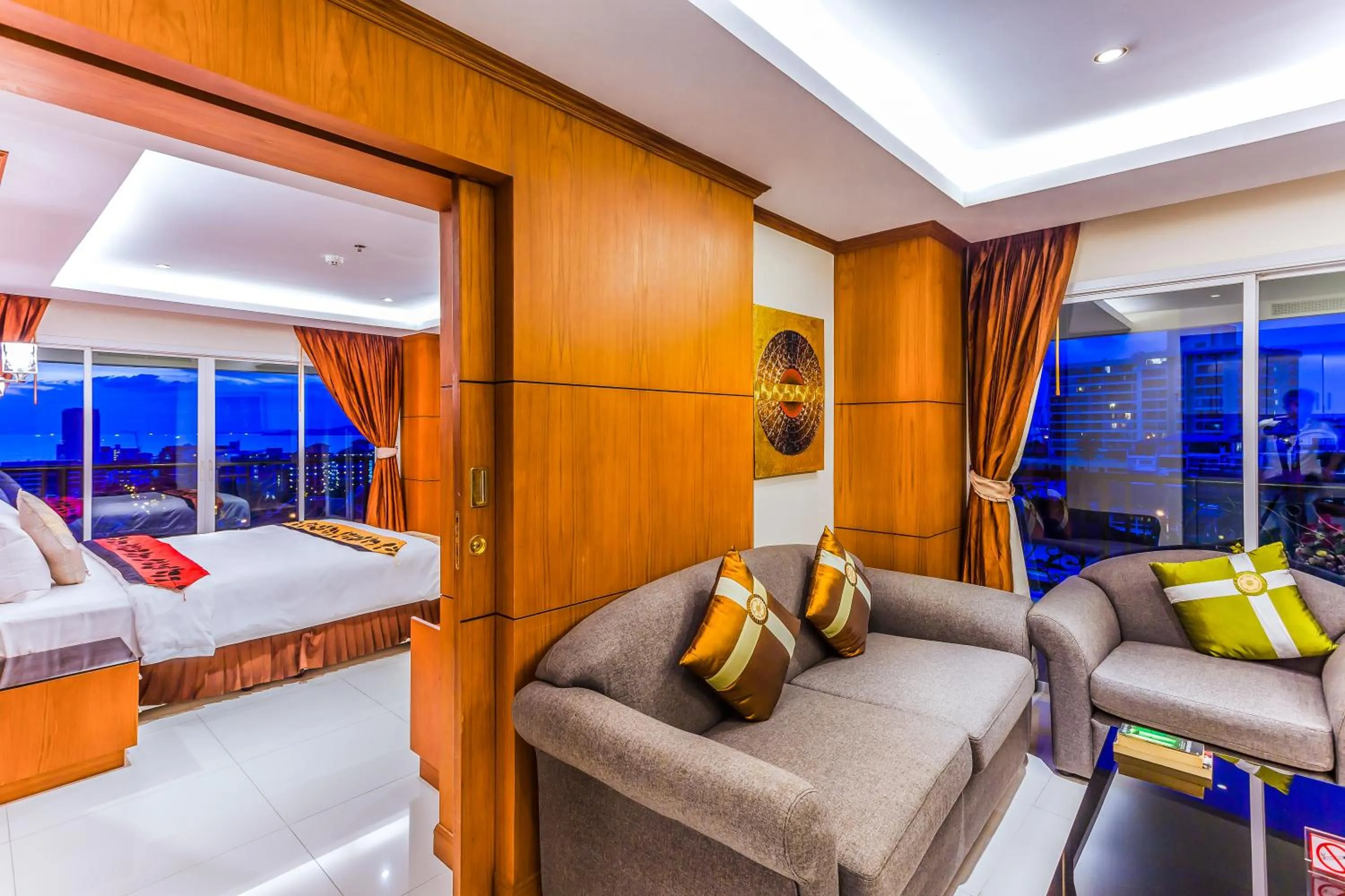 Living room, Bed in Tara Court Hotel