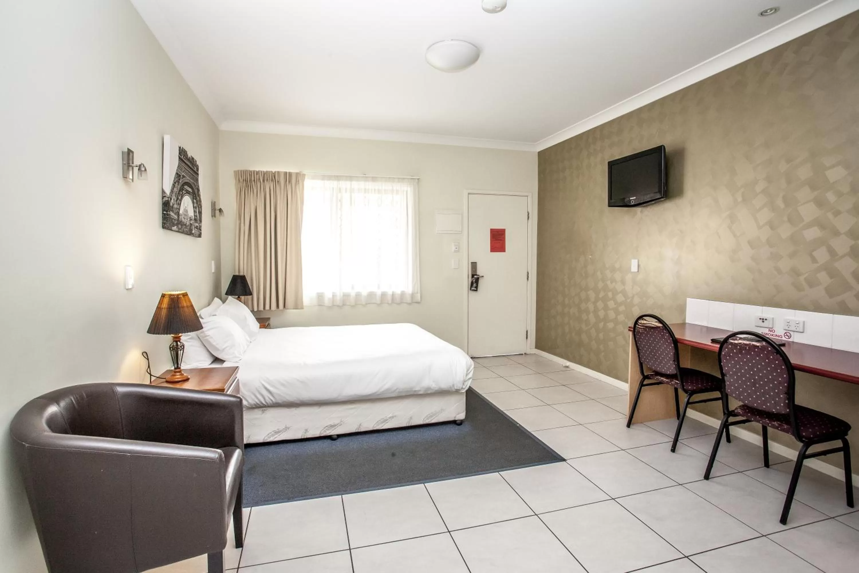 Seating area, Bed in Darra Motel & Conference Centre