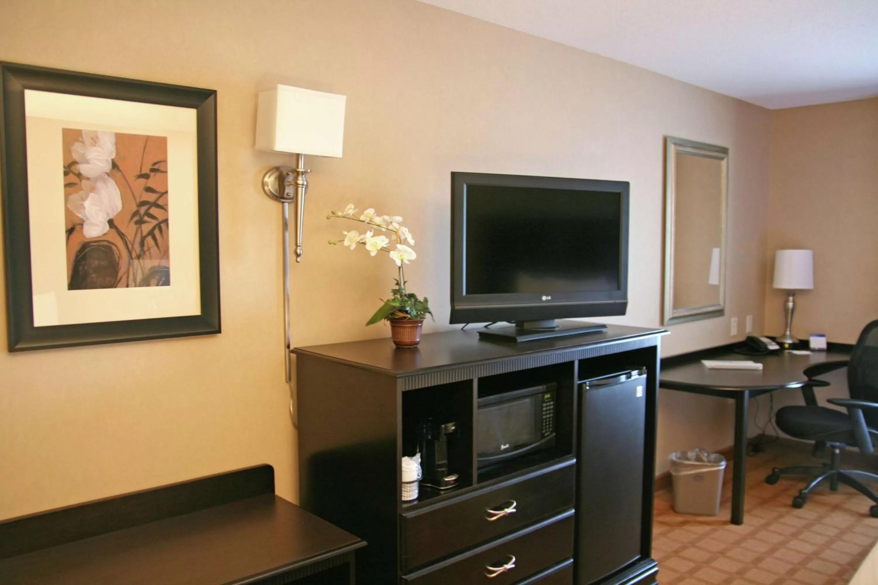 Bedroom in Hampton Inn & Suites Chicago/Saint Charles