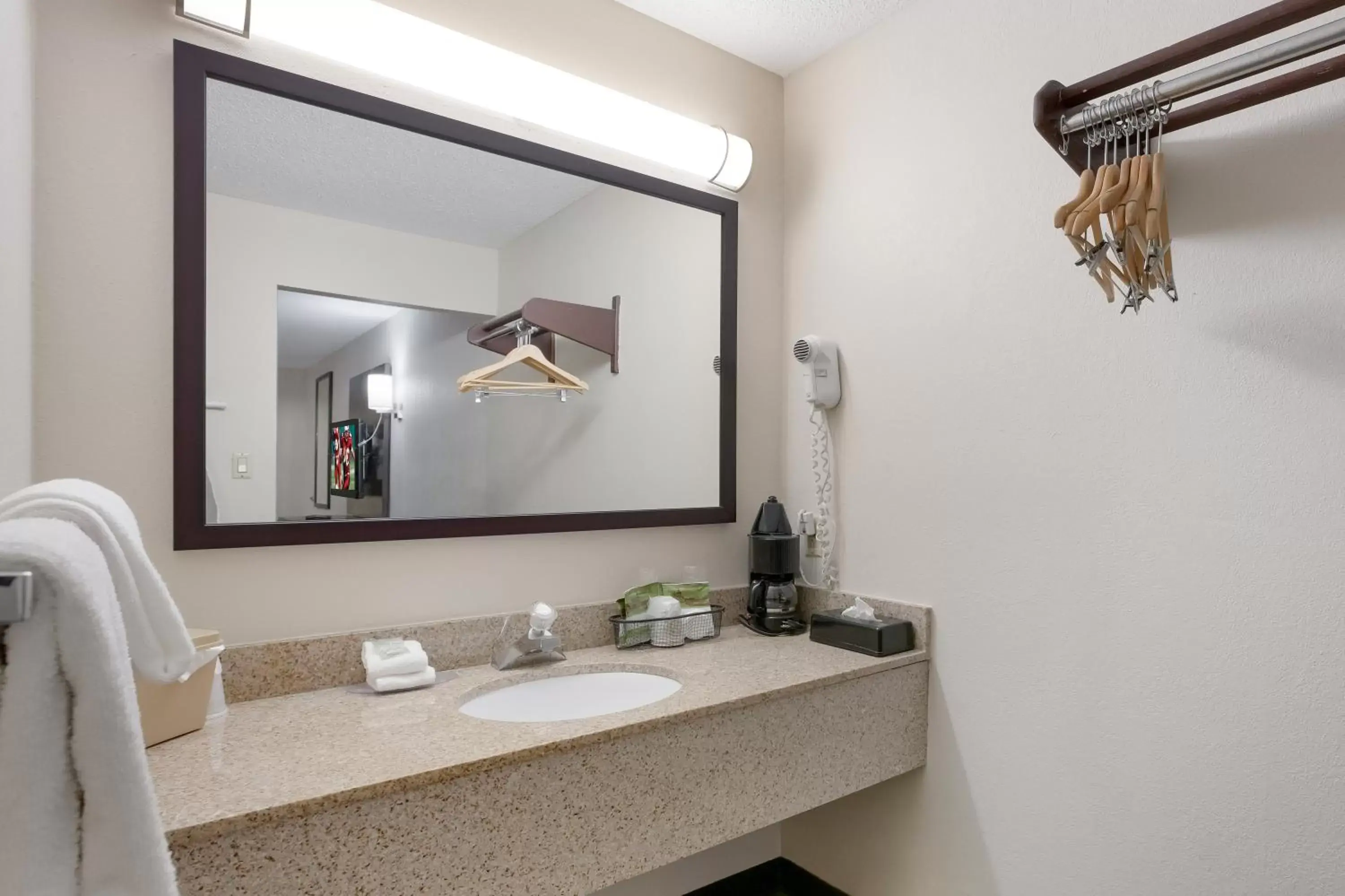 Deluxe King Room Non-Smoking in Red Roof Inn Dillon, SC Deluxe King Room Non-Smoking in Red Roof Inn Dillon, SC