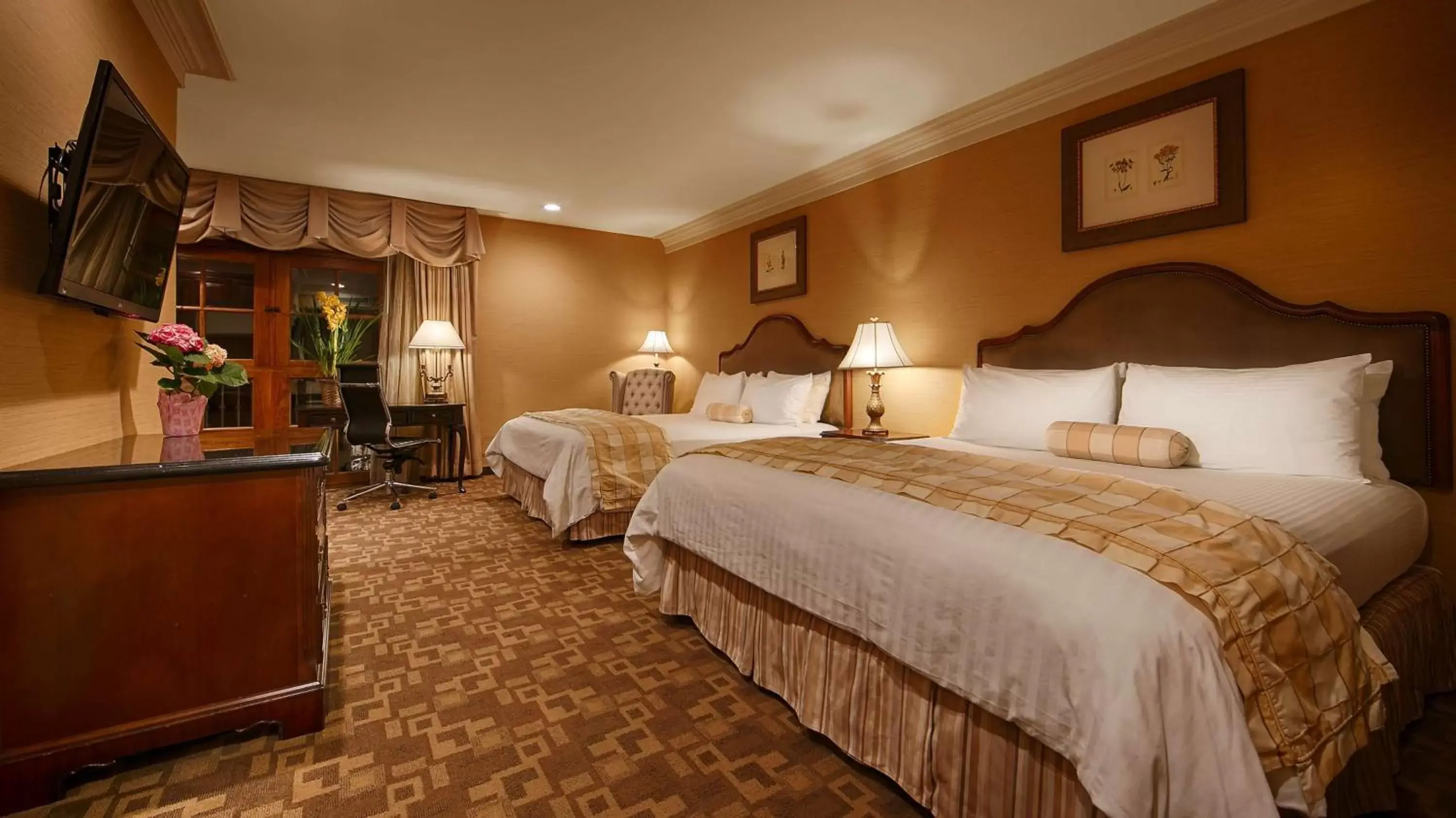 Queen Room with Two Queen Beds and Bathtub - Disability Access/Non-Smoking in Best Western Plus Sunset Plaza Hotel Queen Room with Two Queen Beds and Bathtub - Disability Access/Non-Smoking in Best Western Plus Sunset Plaza Hotel