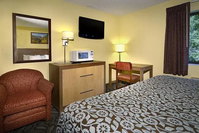Studio Suite with 1 King Bed and 2 Twin Beds, Non-Smoking in Days Inn by Wyndham Carbondale Studio Suite with 1 King Bed and 2 Twin Beds, Non-Smoking in Days Inn by Wyndham Carbondale