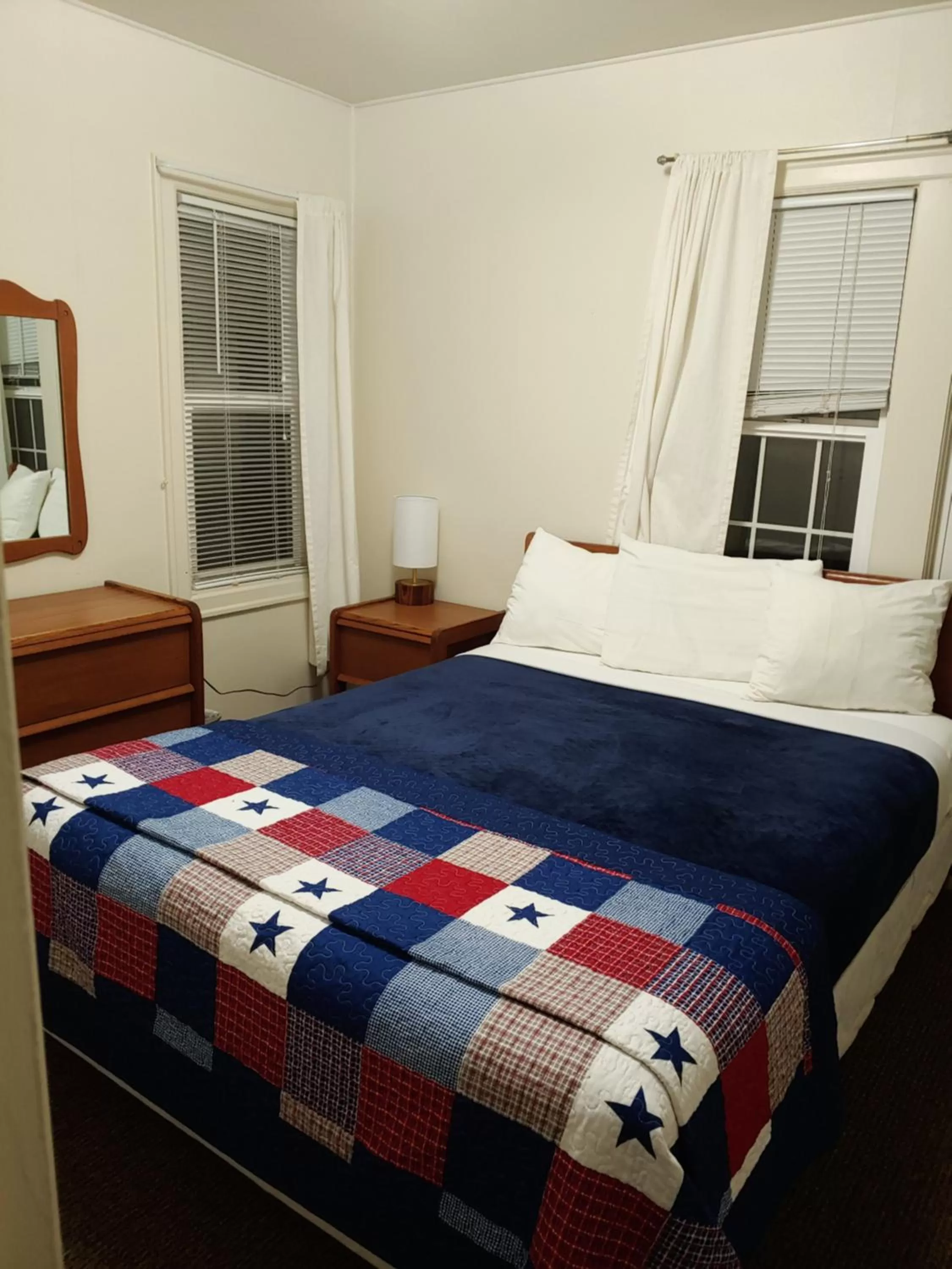 Bed in Hillcrest Inn