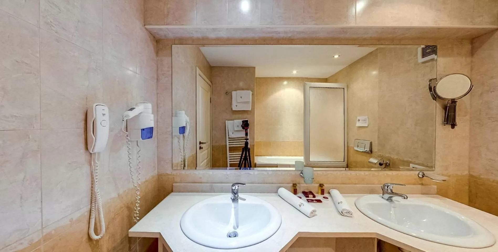 Bathroom in Troyan Plaza Hotel