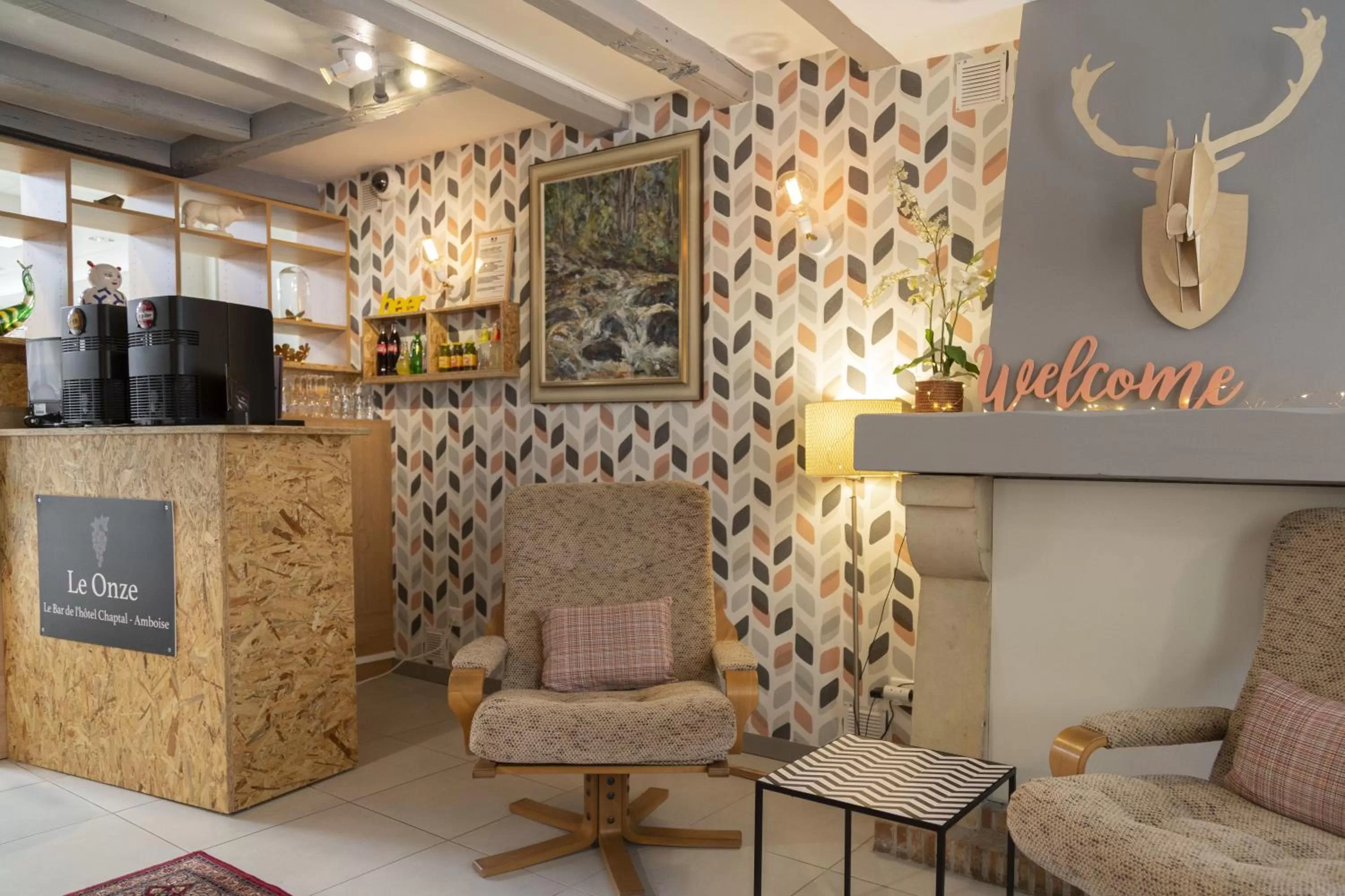 Lounge or bar in Logis Hôtel Chaptal, Amboise