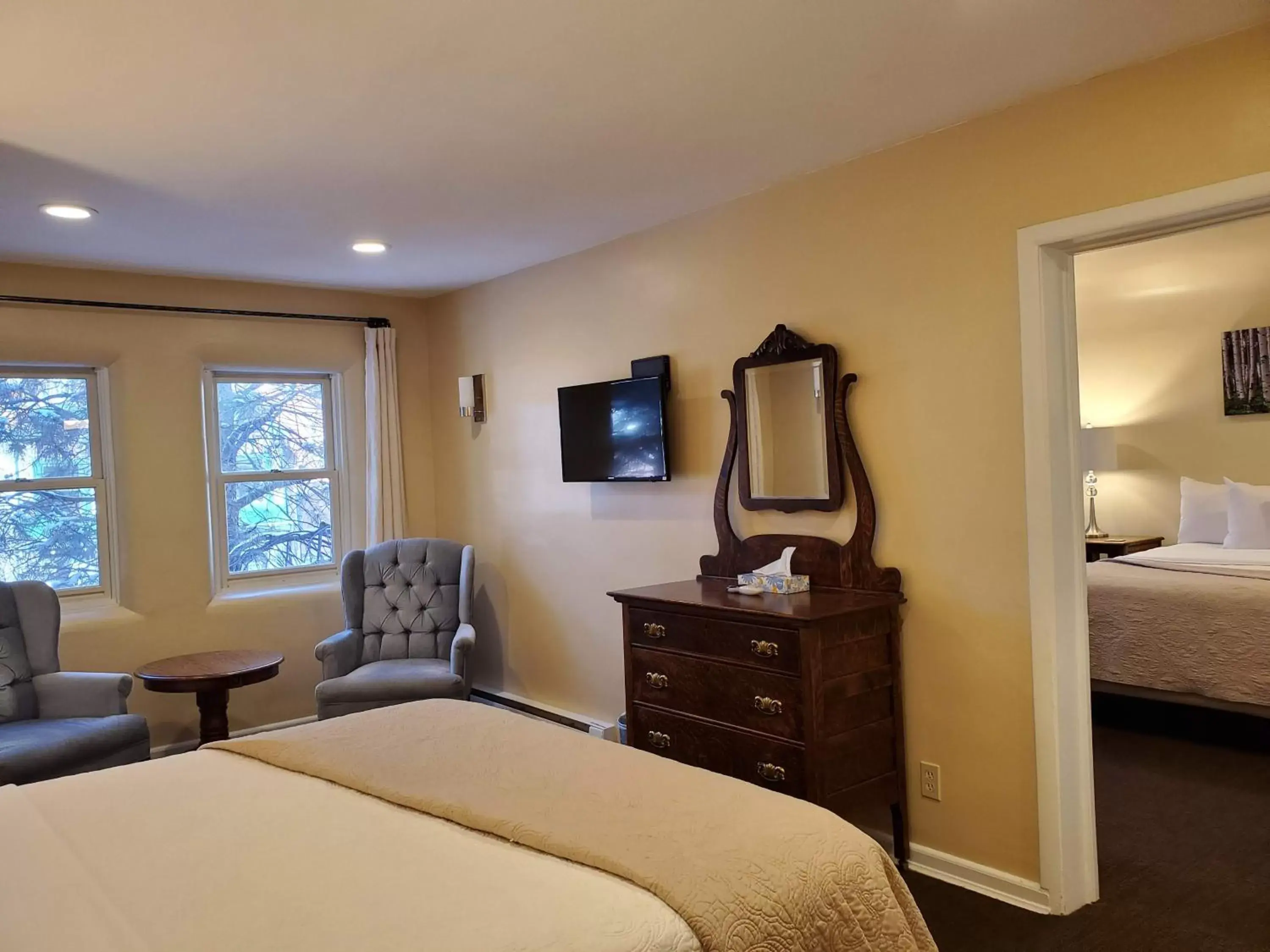 Two-Bedroom Suite in Hotel Ouray - for 12 years old and over Two-Bedroom Suite in Hotel Ouray - for 12 years old and over