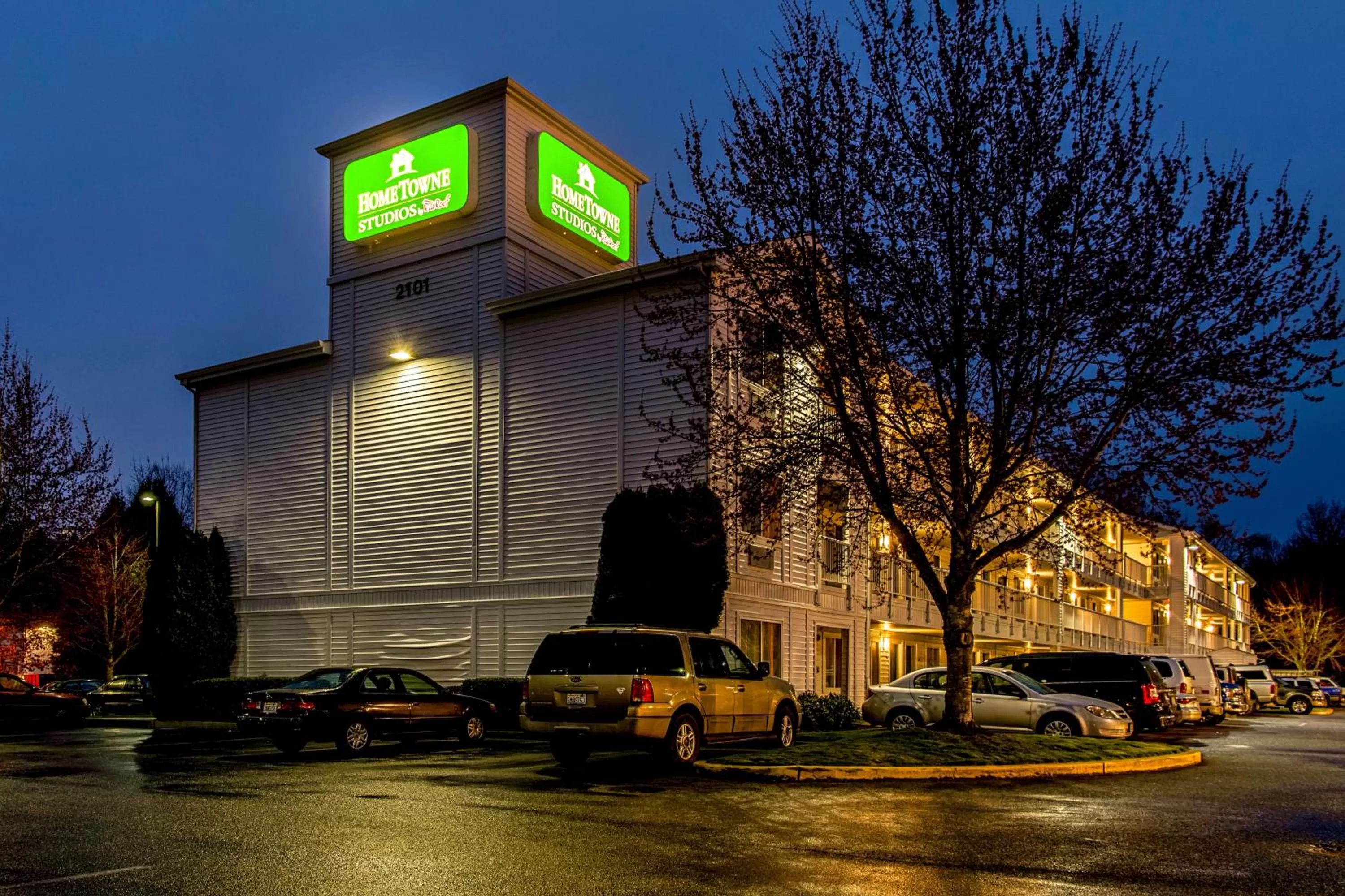 Property building in HomeTowne Studios by Red Roof Tacoma - Puyallup